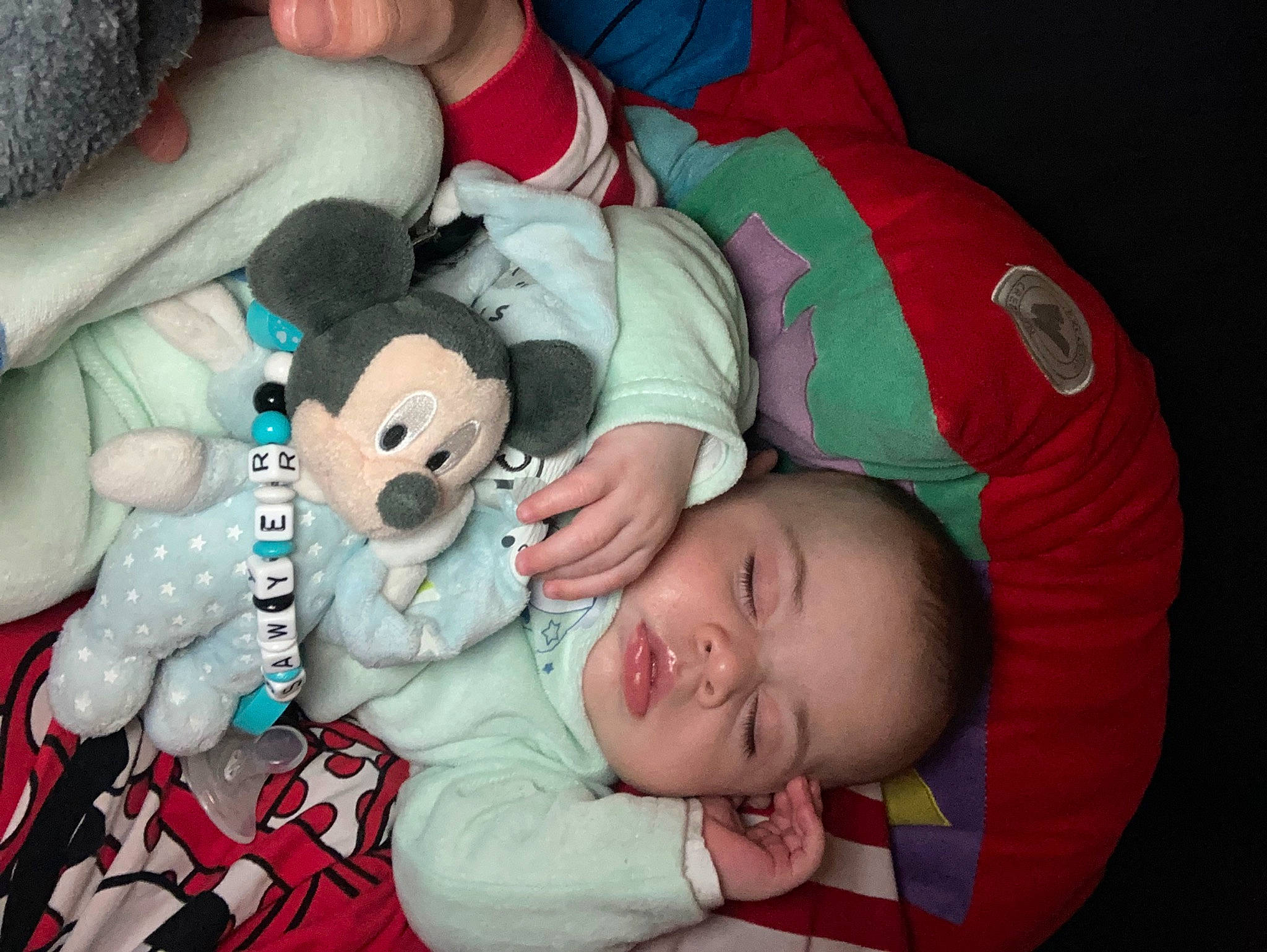 Sawyer a rejoint le concours — aidez-le/la à gagner de superbes lots ! arm, baby, baby_toddler_clothing, cheek, comfort, finger, fun, hand, happy, lap, mammal, mouth, nose, organ, person, red, skin, textile, toddler, toy