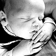 Noah a rejoint le concours — aidez-le/la à gagner de superbes lots ! baby, sleeping, close_up, black_and_white, infant, hands, peaceful, face, newborn, soft_lighting, portrait, cute, resting, calm, skin, child, toddler, monochrome, cozy, serene