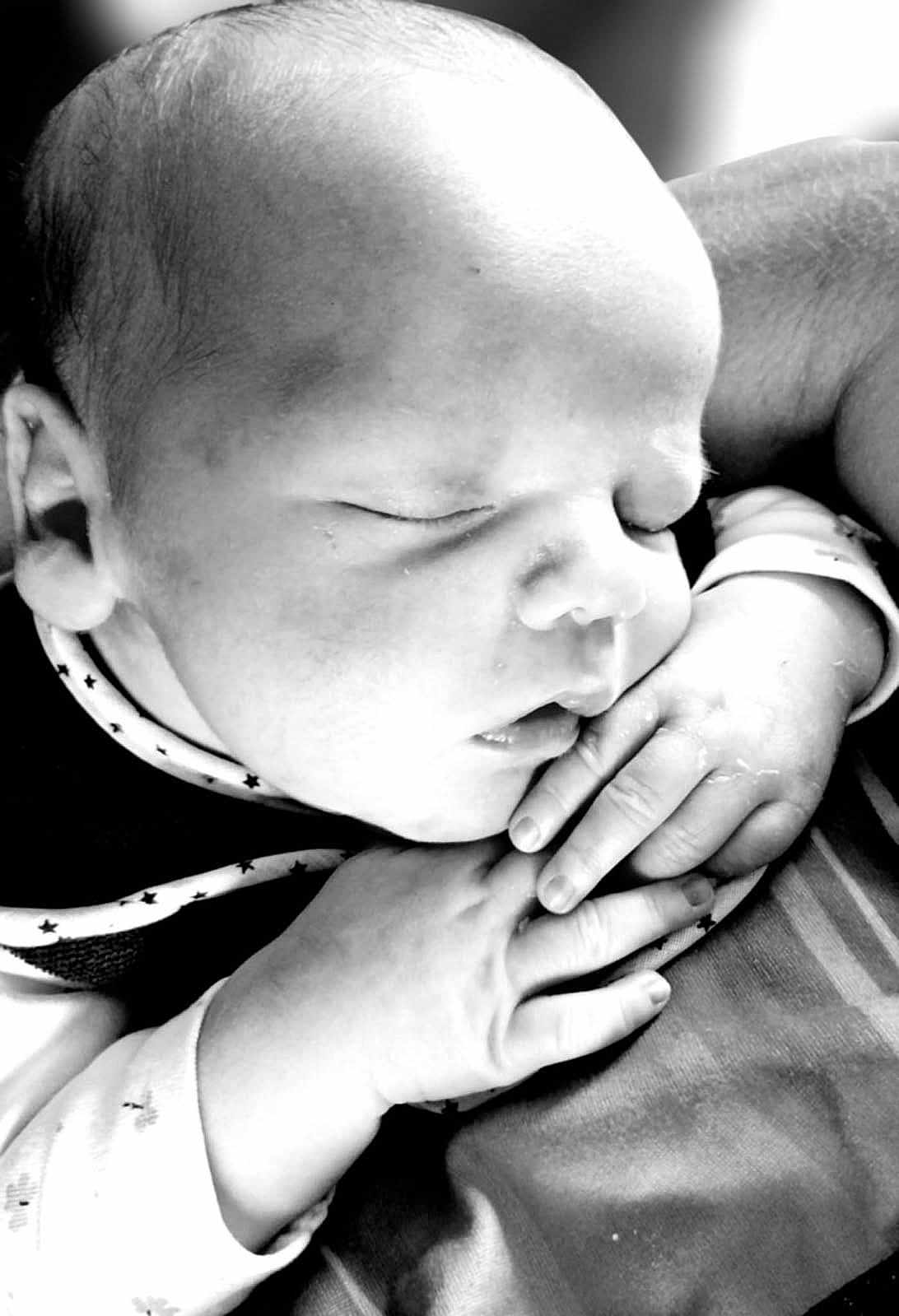Noah a rejoint le concours — aidez-le/la à gagner de superbes lots ! baby, sleeping, close_up, black_and_white, infant, hands, peaceful, face, newborn, soft_lighting, portrait, cute, resting, calm, skin, child, toddler, monochrome, cozy, serene