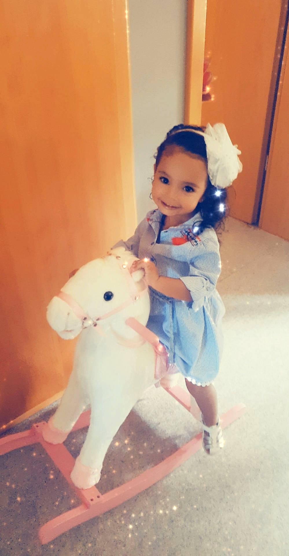 Aylin a rejoint le concours — aidez-le/la à gagner de superbes lots ! abdomen, child, joint, joy, leg, person, skin, smile, standing, toddler, trunk