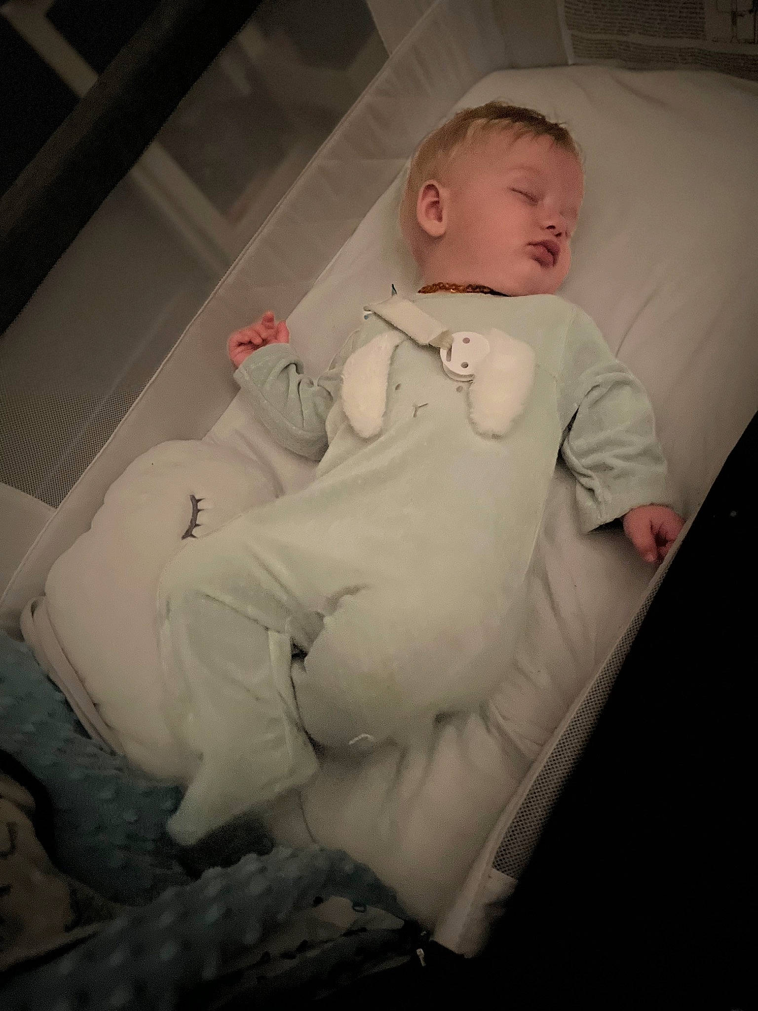 Sasha a rejoint le concours — aidez-le/la à gagner de superbes lots ! arm, baby, baby_products, baby_sleeping, baby_toddler_clothing, cheek, chest, child, comfort, eyebrow, flash_photography, head, human_body, human_leg, linens, mouth, person, sitting, sleeve, toddler