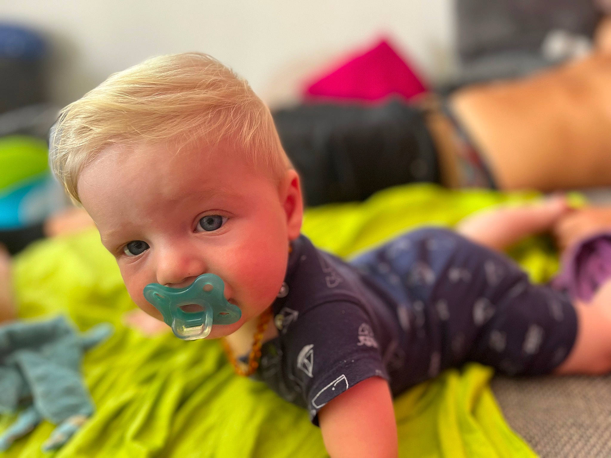 Sasha participe au concours pour gagner de l'argent avec cette photo : baby, baby_products, cheek, child, crawling, event, flooring, fun, grass, happy, knee, leisure, person, play, recreation, room, sitting, t_shirt, thigh, toddler