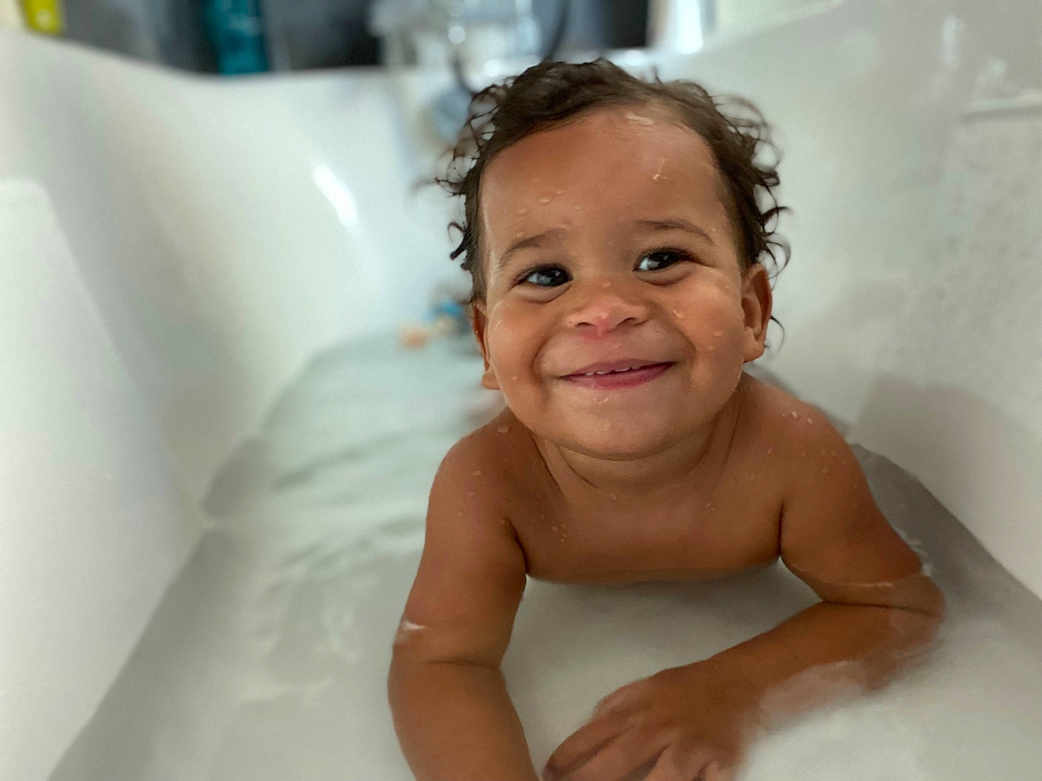 Mady participe au concours pour gagner de l'argent avec cette photo : baby, baby_bathing, bathing, bathroom, bathtub, cheek, chest, child, ear, eyebrow, eyelash, fluid, fun, happy, iris, joy, person, plumbing, plumbing_fixture, skin