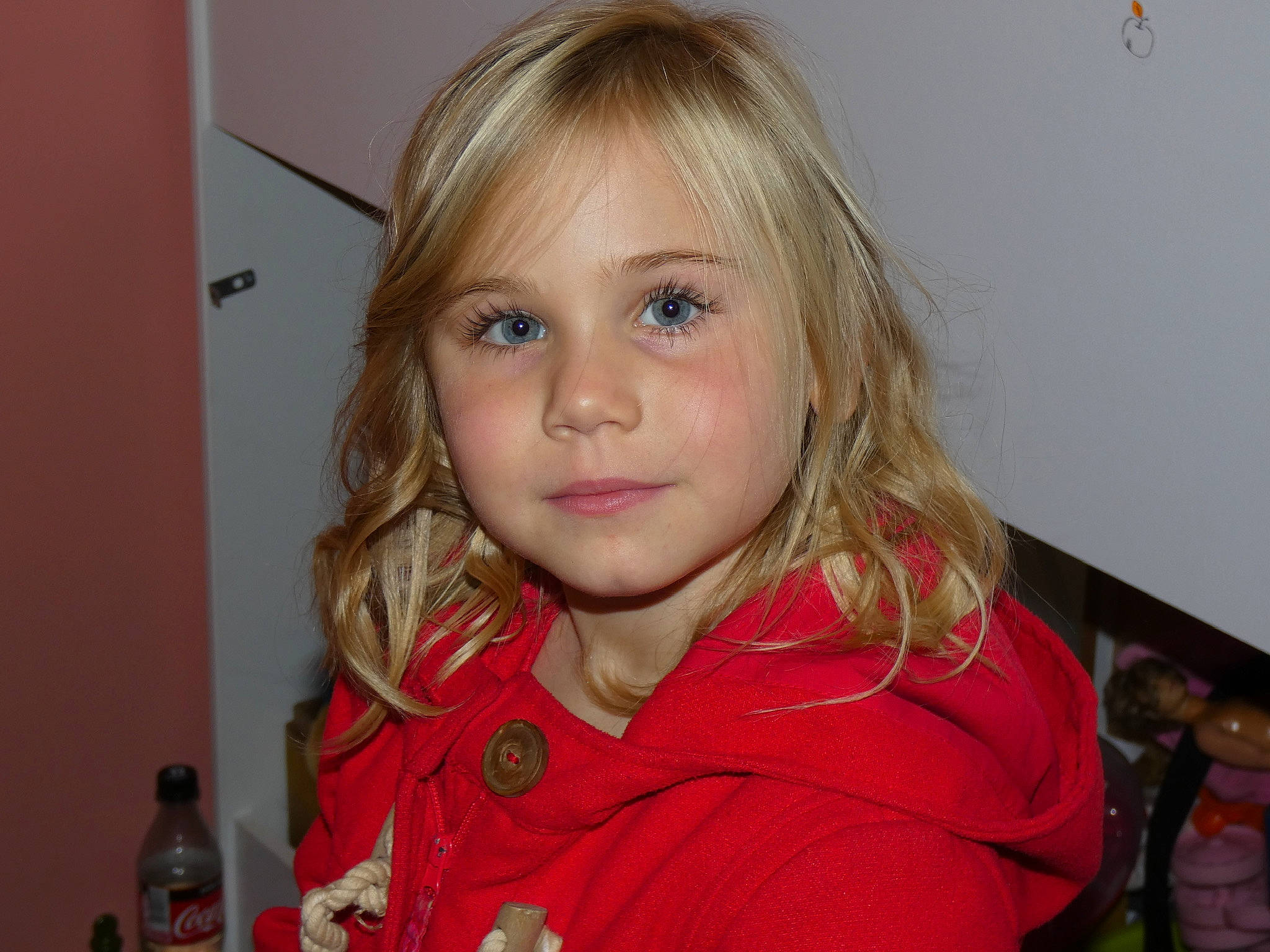 Clémence participe au concours pour gagner de l'argent avec cette photo : bangs, cheek, curious, ear, eyebrow, eyelash, forehead, fun, happy, iris, jacket, jaw, layered_hair, lip, long_hair, mouth, nose, organ, person, skin