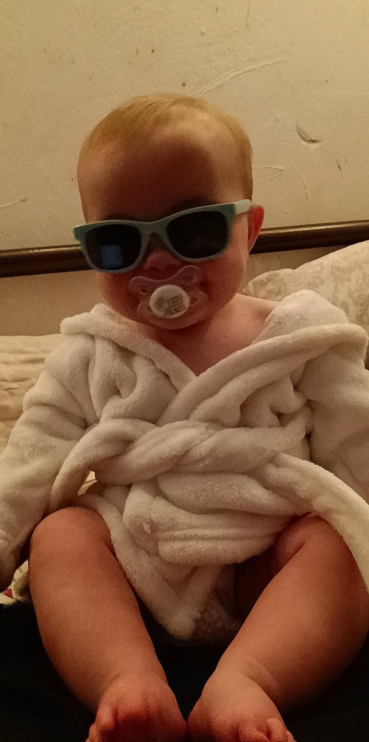 Amelia is registered to the contest to win money with this photo: comfort, ear, eye, eyebrow, eyelash, eyewear, face, finger, gesture, glasses, goggles, hand, human_body, jaw, lip, muscle, nose, person, skin, sunglasses