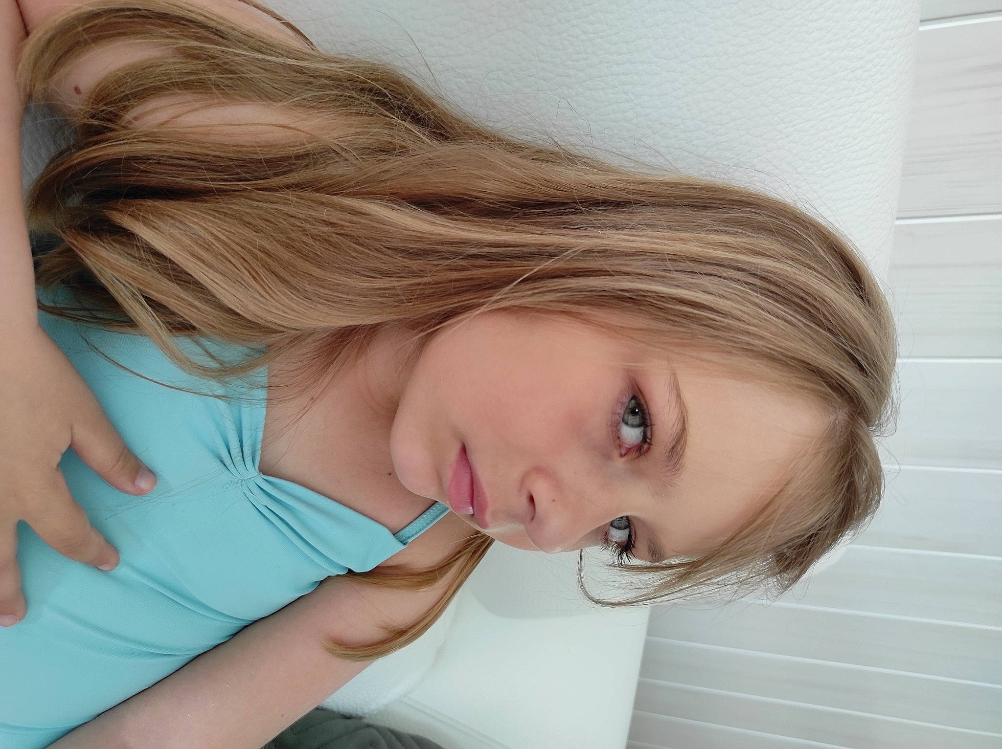 Marylou participe au concours pour gagner de l'argent avec cette photo : blond, brown_hair, cheek, electric_blue, eye, eyebrow, eyelash, flash_photography, gesture, iris, jaw, jewellery, layered_hair, lip, makeover, neck, nose, person, shoulder, skin