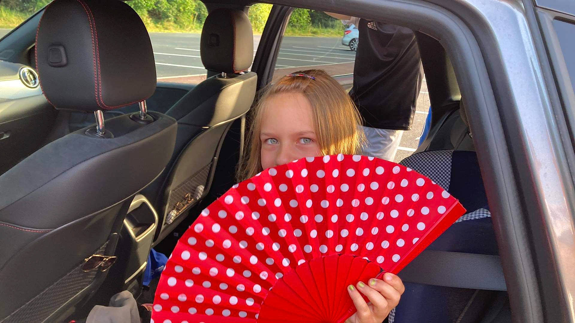 Marylou a rejoint le concours — aidez-le/la à gagner de superbes lots ! auto_part, automotive_design, automotive_exterior, beauty, car, car_seat, car_seat_cover, decorative_fan, fun, hand_fan, head_restraint, mode_of_transport, motor_vehicle, people, person, product, snapshot, steering_wheel, umbrella, vehicle