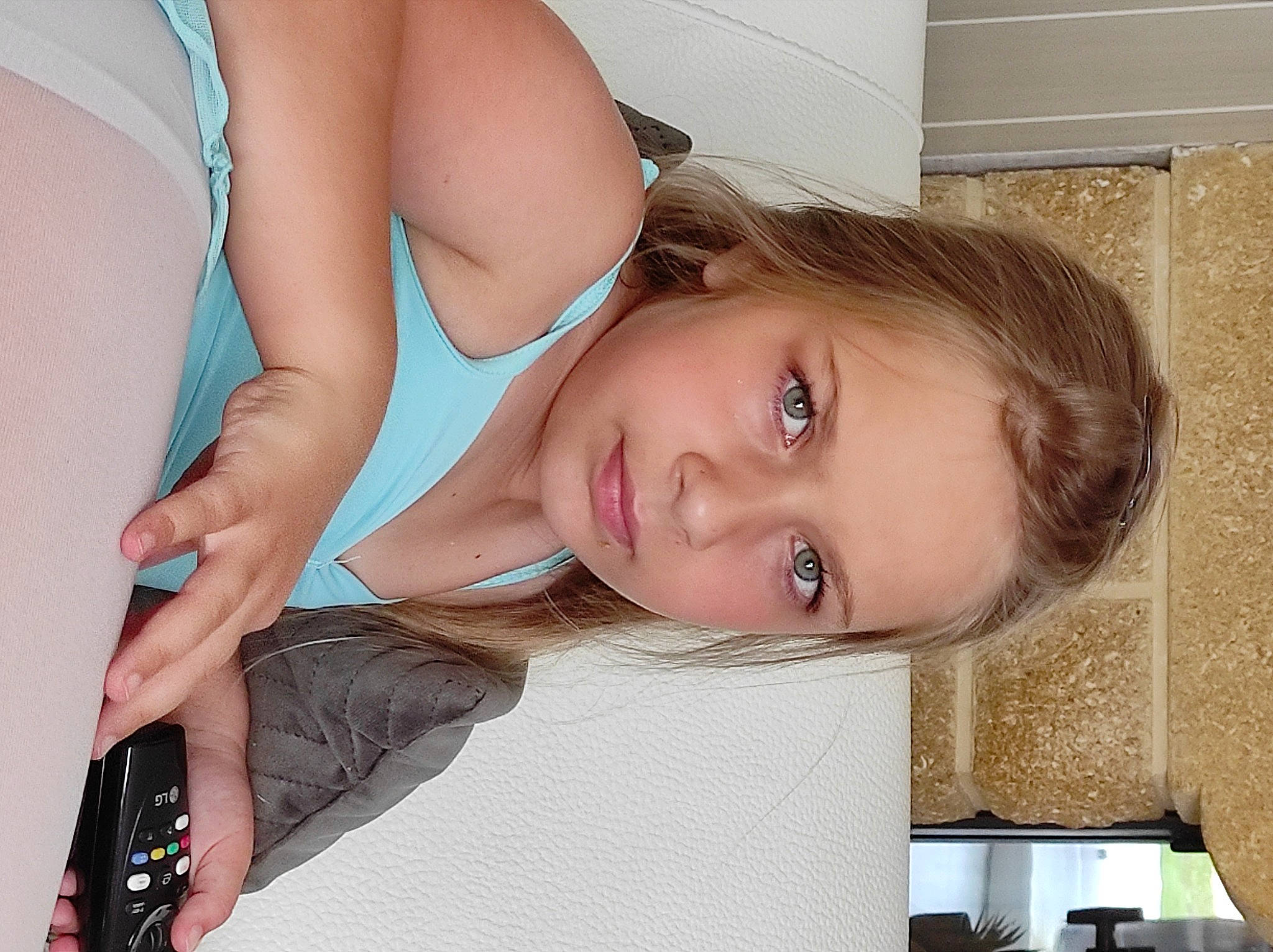 Marylou a rejoint le concours — aidez-le/la à gagner de superbes lots ! blond, brown_hair, chest, child, chin, comfort, eyebrow, eyelash, flash_photography, fun, happy, iris, jaw, lip, long_hair, neck, nose, person, shoulder, skin