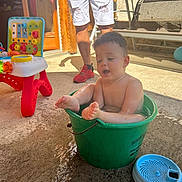 Daymon a rejoint le concours — aidez-le/la à gagner de superbes lots ! adult, bath, bucket, child, colorful, concrete, fun, green_bucket, happy, home, outdoor, playtime, red_shoes, shoes, shorts, summer, sunlight, toddler, toys, water