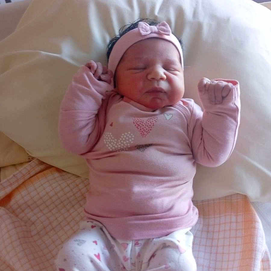 Mia participe au concours pour gagner de l'argent avec cette photo : baby, bed, blanket, child, cozy, cute, headband, heart_patterns, indoors, infant, lying_down, newborn, peaceful, person, pillow, pink_clothing, sleeping, small_hands, soft_lighting, toddler