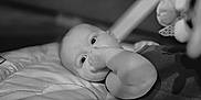 Octavia a rejoint le concours — aidez-le/la à gagner de superbes lots ! baby, black_and_white, calm, child, close_up, cute, eyes, face, hand, indoor, infant, monochrome, person, portrait, quilted_surface, resting, sleeping_mat, soft_light, thumb_sucking, young_child
