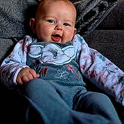 Octavia a rejoint le concours — aidez-le/la à gagner de superbes lots ! baby, infant, smiling, couch, blanket, cozy, clothing, face, happy, indoors, person, portrait, seated, child, soft, cute, baby_girl, apparel, relaxed, home