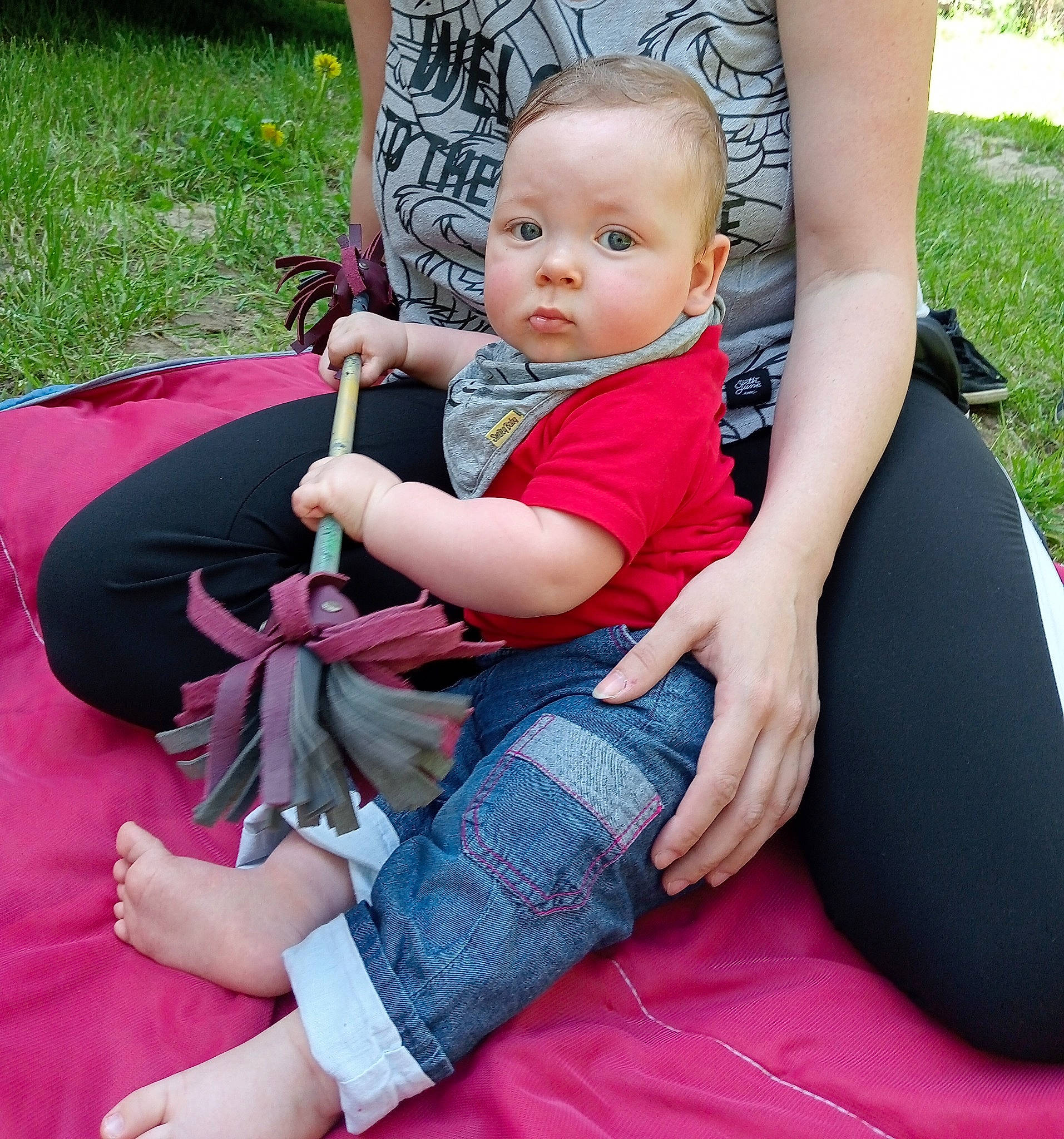 Liroy a rejoint le concours — aidez-le/la à gagner de superbes lots ! baby, baby_carriage, baby_products, baby_toddler_clothing, chair, child, comfort, finger, fun, grass, hand, lap, leg, leisure, person, pink, plant, recreation, sitting, thigh