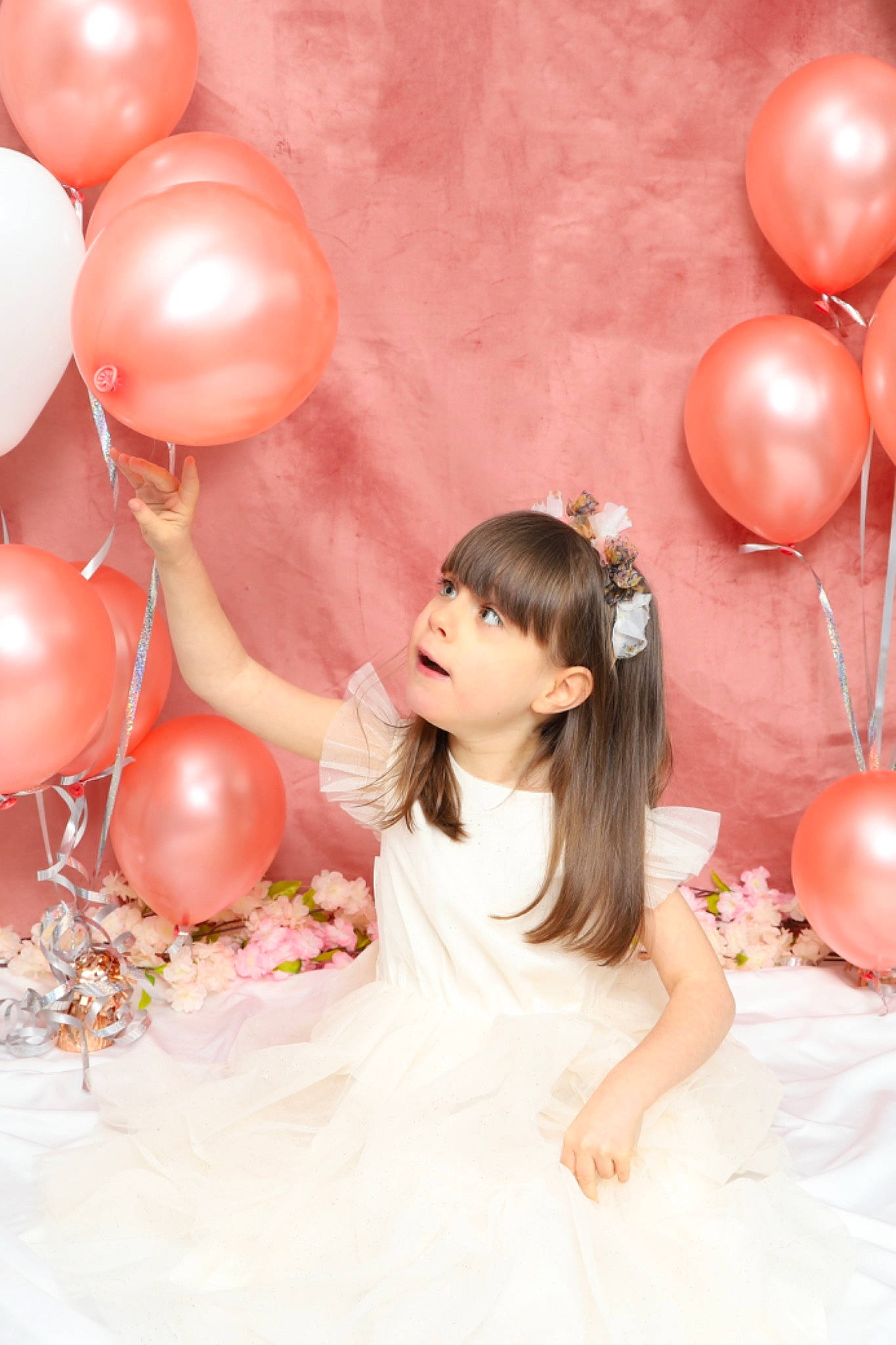 Rachel a rejoint le concours — aidez-le/la à gagner de superbes lots ! balloon, beauty, bridal_clothing, child, dress, event, flash_photography, fun, happy, headpiece, icing, magenta, orange, party_supply, peach, person, petal, photograph, pink, smile