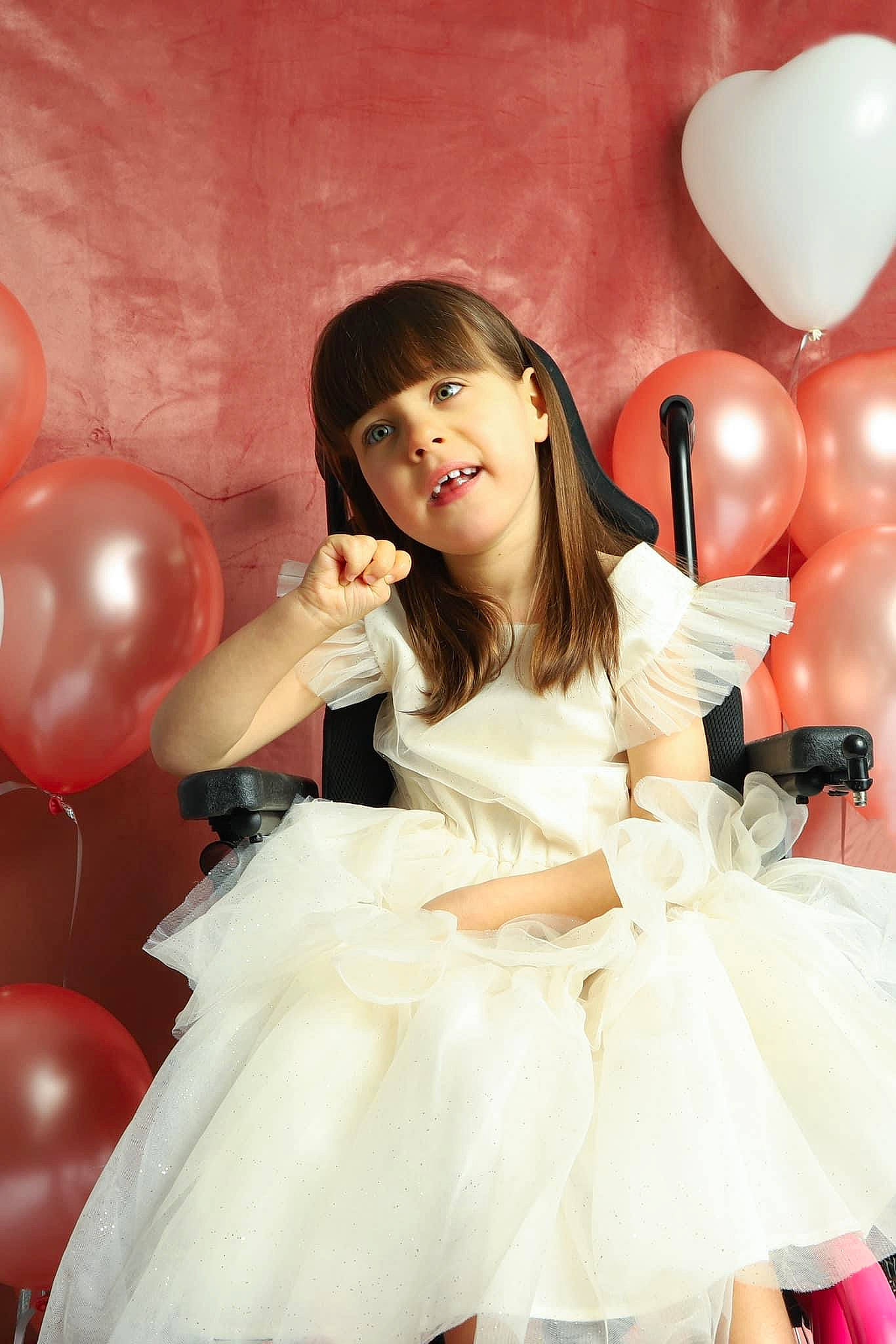 Rachel a rejoint le concours — aidez-le/la à gagner de superbes lots ! balloon, bangs, beauty, black_hair, child, event, facial_expression, fashion_design, flash_photography, formal_wear, fun, hairstyle, happy, head, hime_cut, human, japanese_idol, person, pink, skin