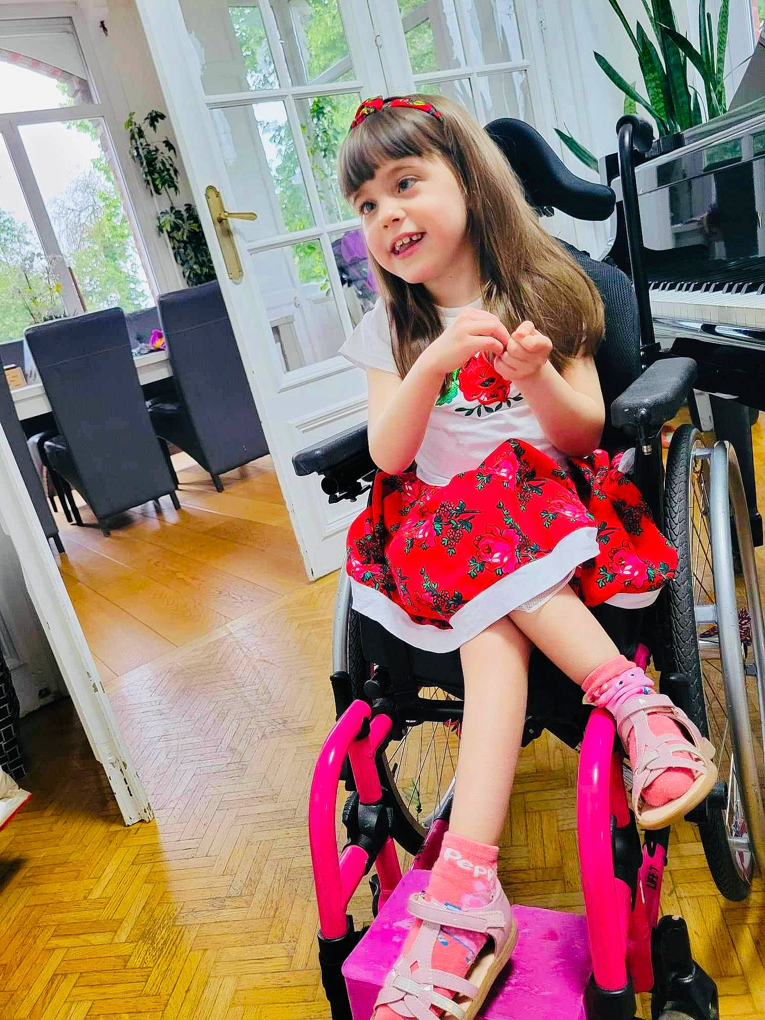 Rachel a rejoint le concours — aidez-le/la à gagner de superbes lots ! automotive_tire, bag, flooring, happy, human_leg, joy, knee, leg, leisure, long_hair, luggage_and_bags, magenta, person, pink, sandal, skin, smile, thigh, tire, vehicle