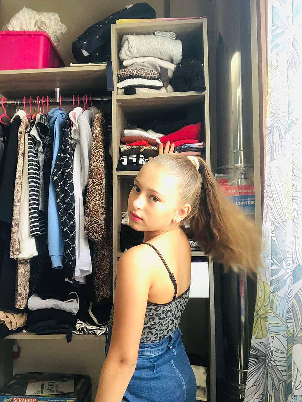 Sheryne a rejoint le concours — aidez-le/la à gagner de superbes lots ! automotive_design, bag, brown_hair, clothes_hanger, denim, electric_blue, eyewear, fashion, fashion_accessory, fashion_design, human_leg, person, retail, room, shelf, shelving, sportswear, t_shirt, textile, thigh