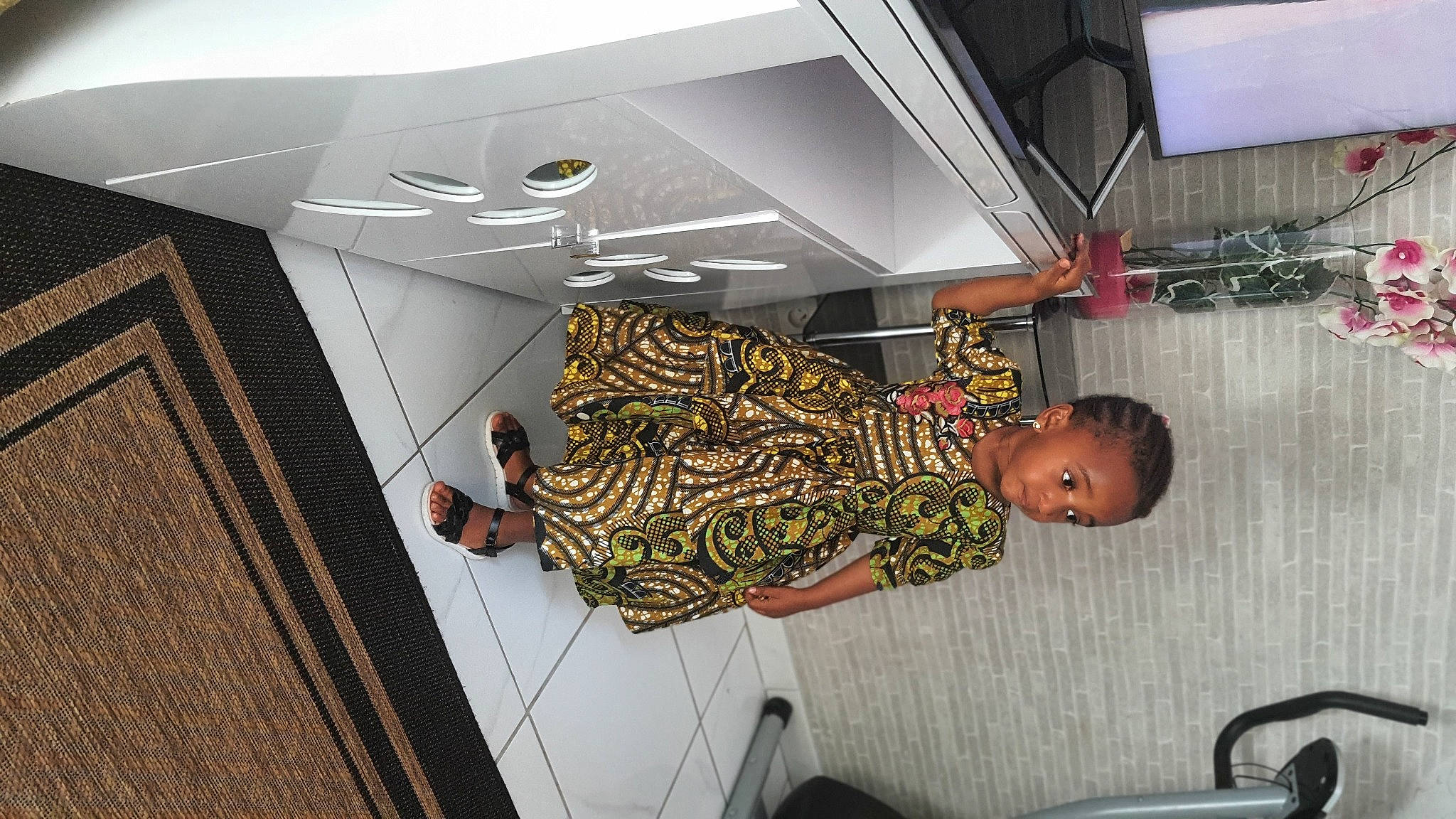 Mayram participe au concours pour gagner de l'argent avec cette photo : automotive_design, ceiling, chair, comfort, fashion_design, flooring, fun, glass, leisure, metal, pattern, person, room, t_shirt, visual_arts