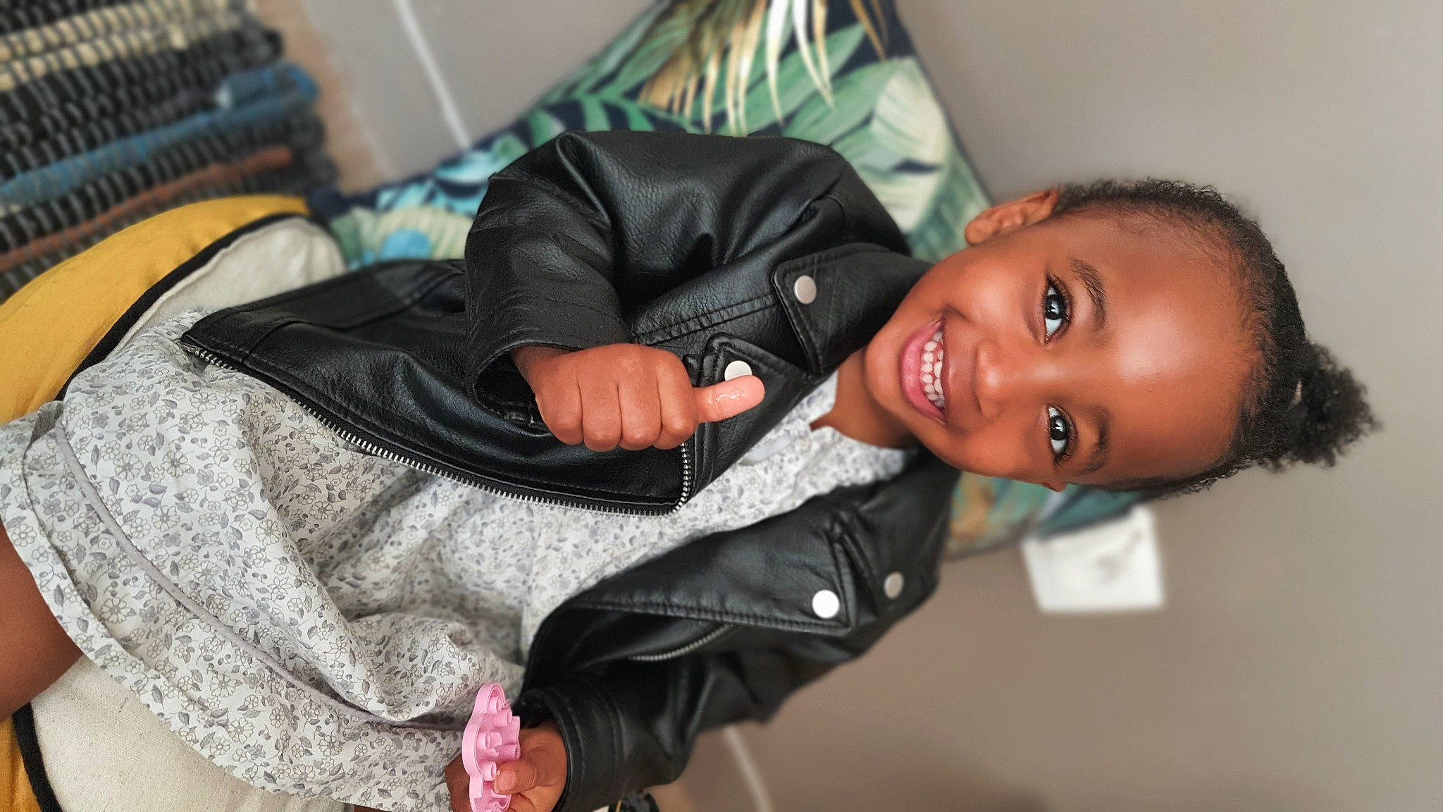 Mayram participe au concours pour gagner de l'argent avec cette photo : arm, black_hair, cheek, child, comfort, cool, eye, fashion, flash_photography, fun, happy, jacket, joy, mouth, nose, person, personal_protective_equipment, room, sitting, skin