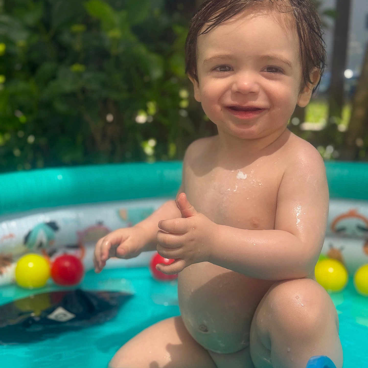 Miguel ângelo a rejoint le concours — aidez-le/la à gagner de superbes lots ! ball, bucket, child, cute, fun, greenery, happy, nature, outdoor, play, pool, skin, smile, summer, sunlight, thumbs_up, toddler, toy, water, wet