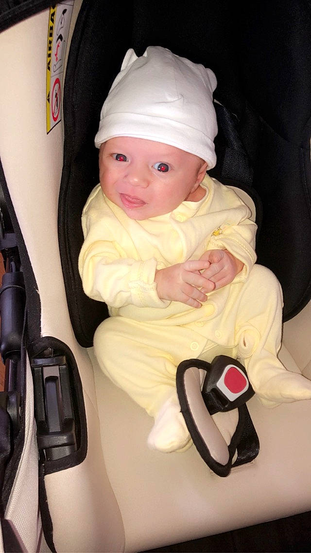 Dayron participe au concours pour gagner de l'argent avec cette photo : baby, baby_carriage, baby_products, car_seat, child, headgear, headwear, person, product, skin, toddler