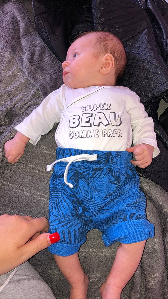 Dayron a rejoint le concours — aidez-le/la à gagner de superbes lots ! arm, baby, baby_products, baby_toddler_clothing, blue, child, denim, jeans, leg, person, product, shorts, sitting, sleeve, t_shirt, textile, toddler