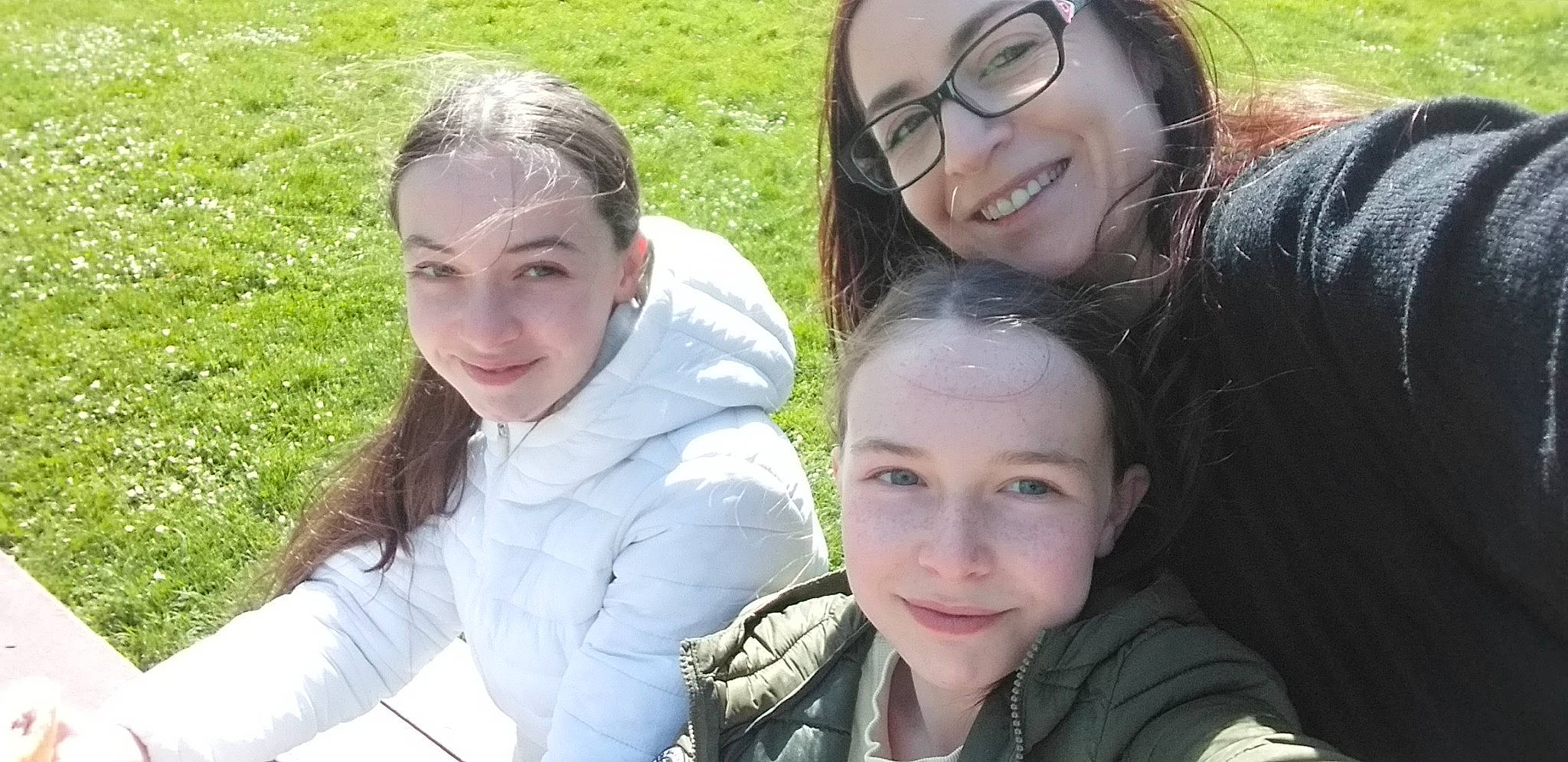 énora a rejoint le concours — aidez-le/la à gagner de superbes lots ! botany, cool, face, facial_expression, fun, glasses, grass, happy, head, interaction, joy, leisure, mouth, organ, outerwear, people, people_in_nature, person, photograph, plant