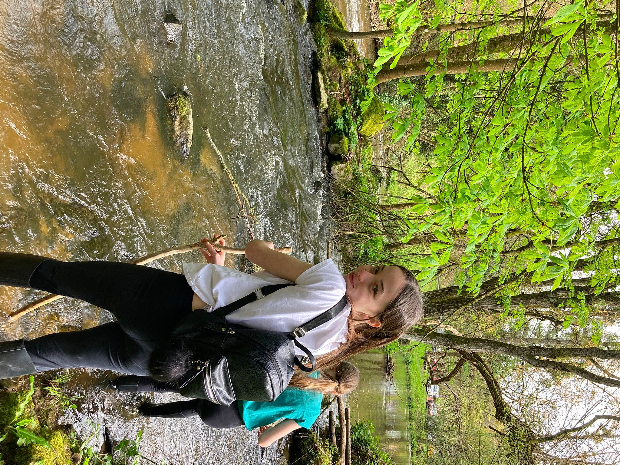 énora a rejoint le concours — aidez-le/la à gagner de superbes lots ! adventure, bedrock, forest, fun, grass, jungle, leg, leisure, luggage_and_bags, northern_hardwood_forest, old_growth_forest, people_in_nature, person, plant, recreation, tree, trunk, valdivian_temperate_rain_forest, wood, woodland