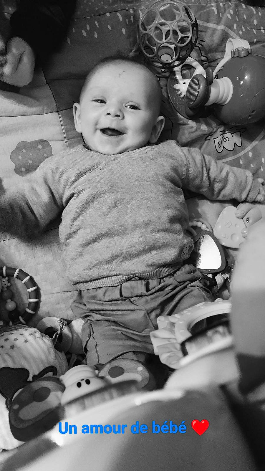 Leandro participe au concours pour gagner de l'argent avec cette photo : baby, ball, baseball, baseballglove, clothing, cushion, electronics, face, football, glove, happy, head, homedecor, people, person, photography, portrait, soccer, soccerball, sport