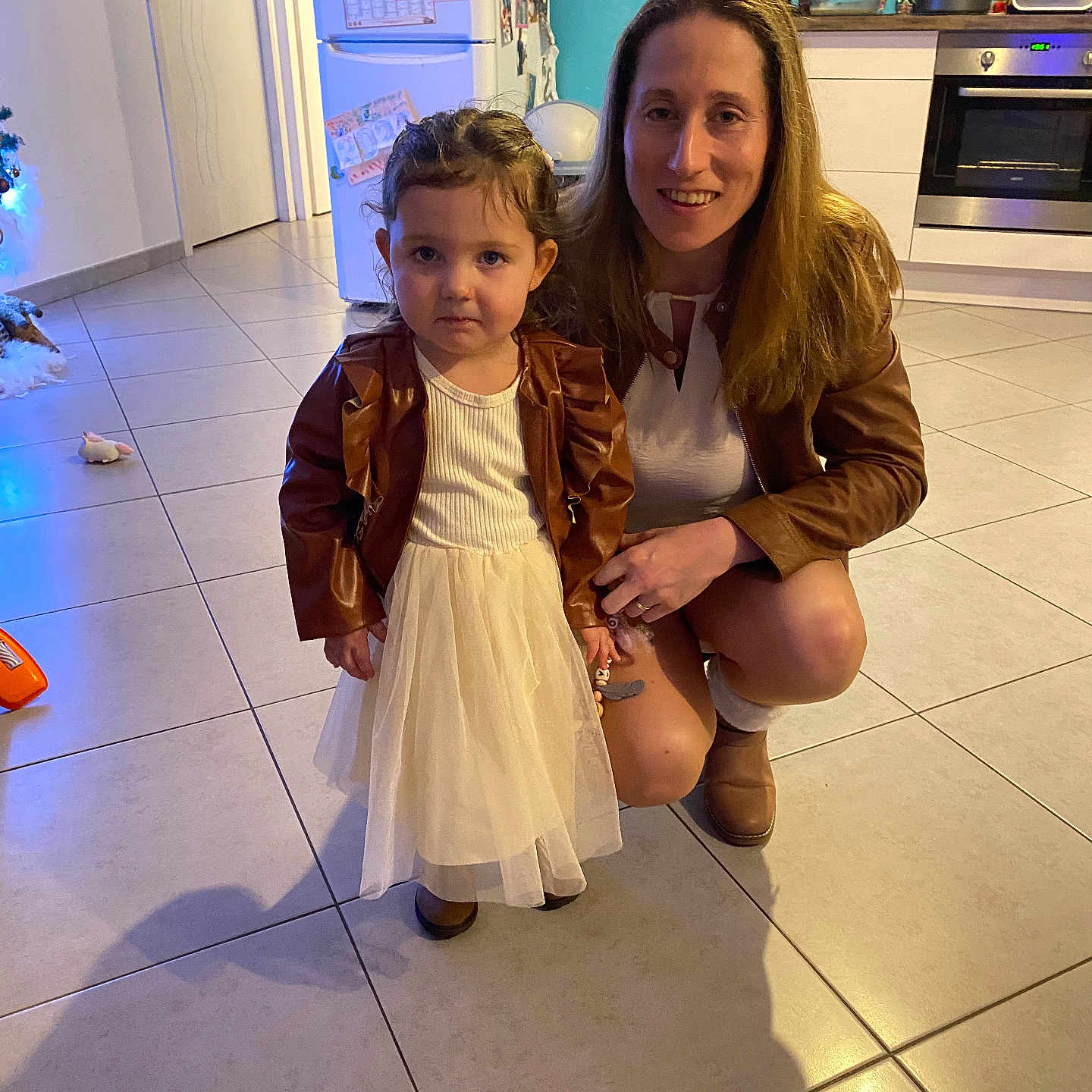 Louna participe au concours pour gagner de l'argent avec cette photo : animal, canine, child, clothing, coat, costume, dog, face, female, footwear, girl, head, jacket, pants, person, pet, photography, portrait, shoe, teen