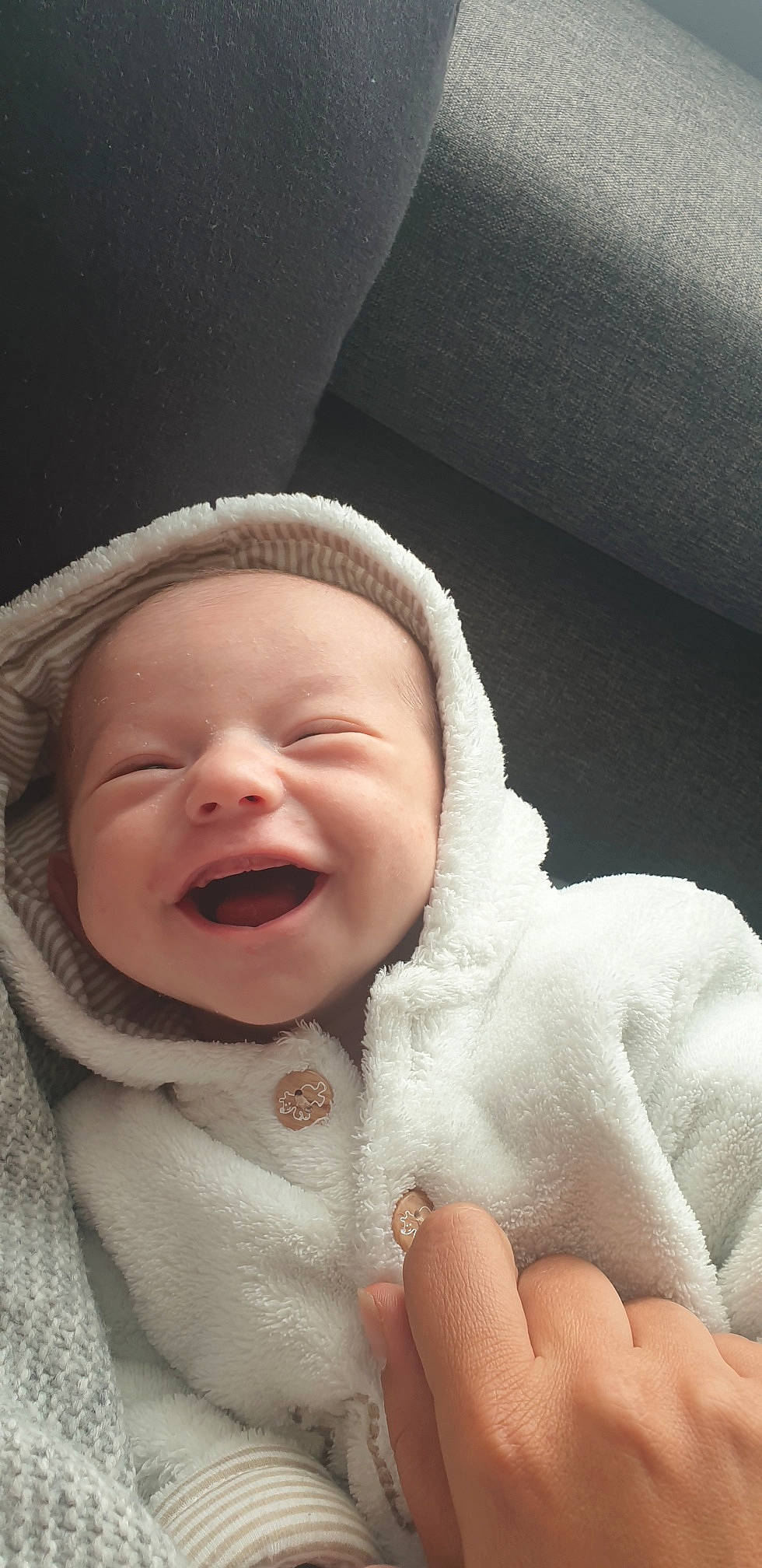 Livio participe au concours pour gagner de l'argent avec cette photo : baby, baby_products, baby_toddler_clothing, cheek, child, comfort, finger, fur, gesture, happy, linens, lip, nail, nose, person, skin, sleeve, smile, thumb, toddler