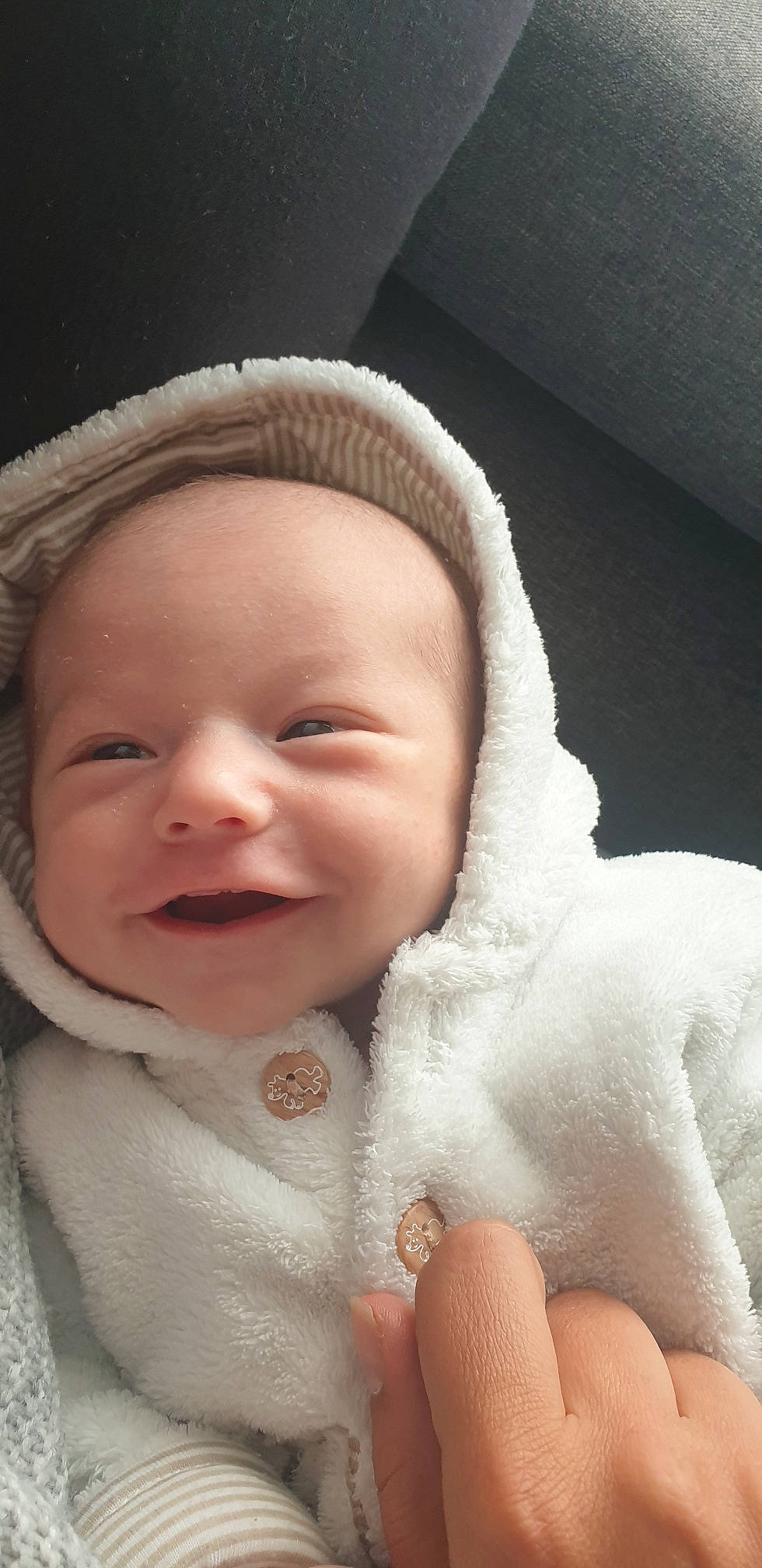 Livio participe au concours pour gagner de l'argent avec cette photo : baby, baby_toddler_clothing, cheek, chin, comfort, eye, eyebrow, face, finger, gesture, happy, headgear, iris, lip, nose, person, skin, sleeve, smile, toddler