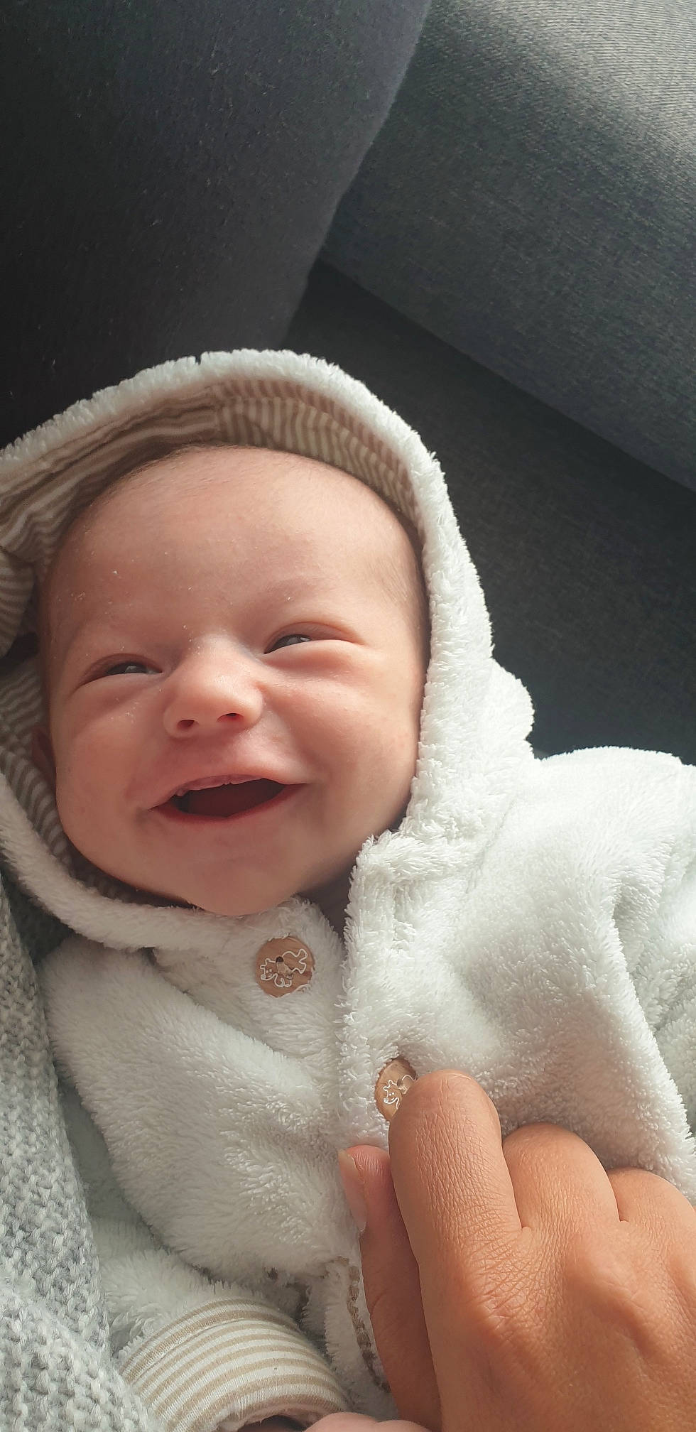 Livio a rejoint le concours — aidez-le/la à gagner de superbes lots ! baby, baby_toddler_clothing, cheek, chin, comfort, eyebrow, face, finger, gesture, happy, iris, linens, lip, nose, person, skin, sleeve, smile, thumb, toddler