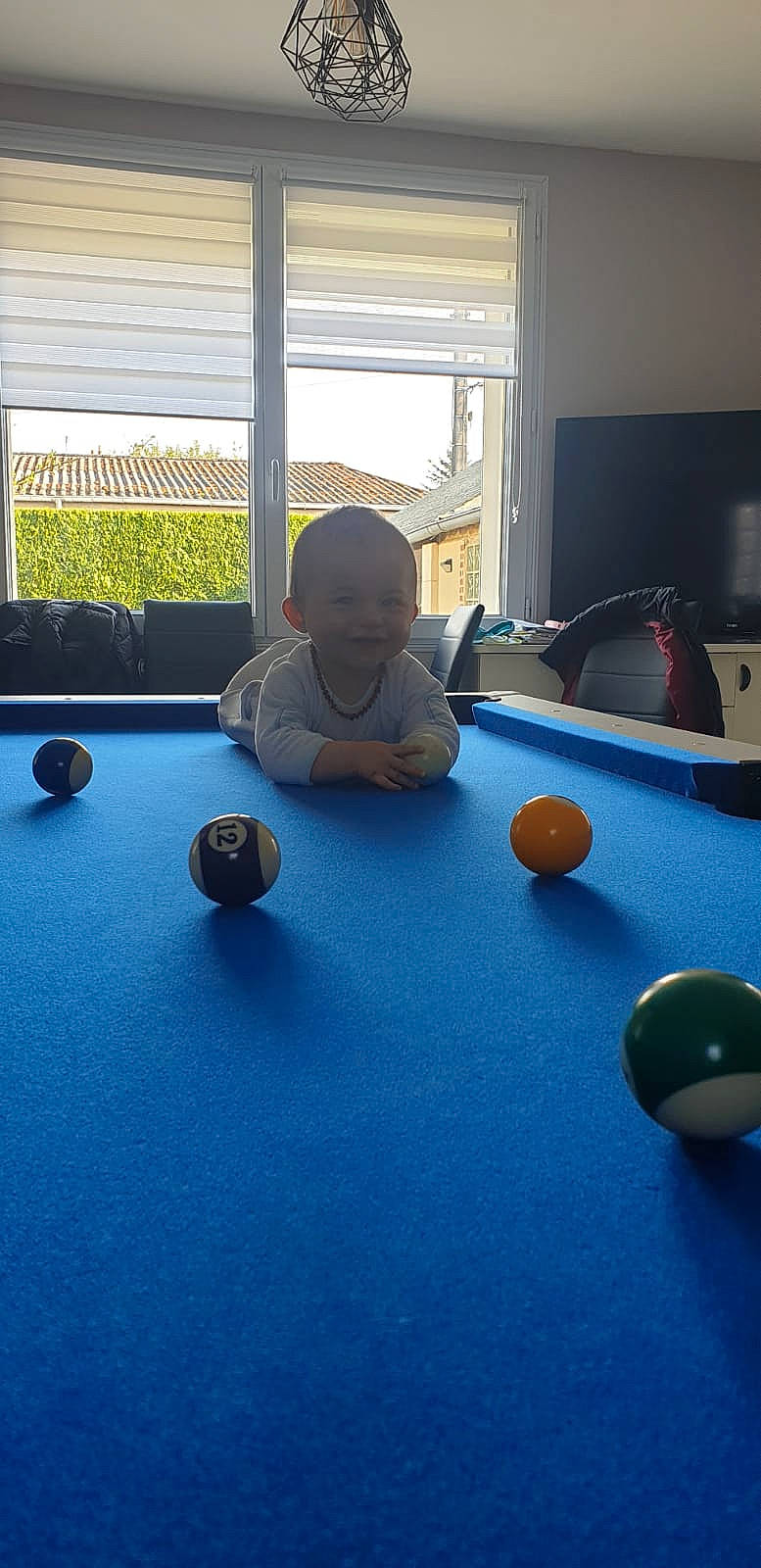 Livio participe au concours pour gagner de l'argent avec cette photo : baize, ball, billiard_ball, billiard_room, billiard_table, billiards, blackball_pool, cue_stick, floor, flooring, indoor_games_and_sports, person, pocket_billiards, pool, pool_player, recreation_room, sports_equipment, straight_pool, table, textile