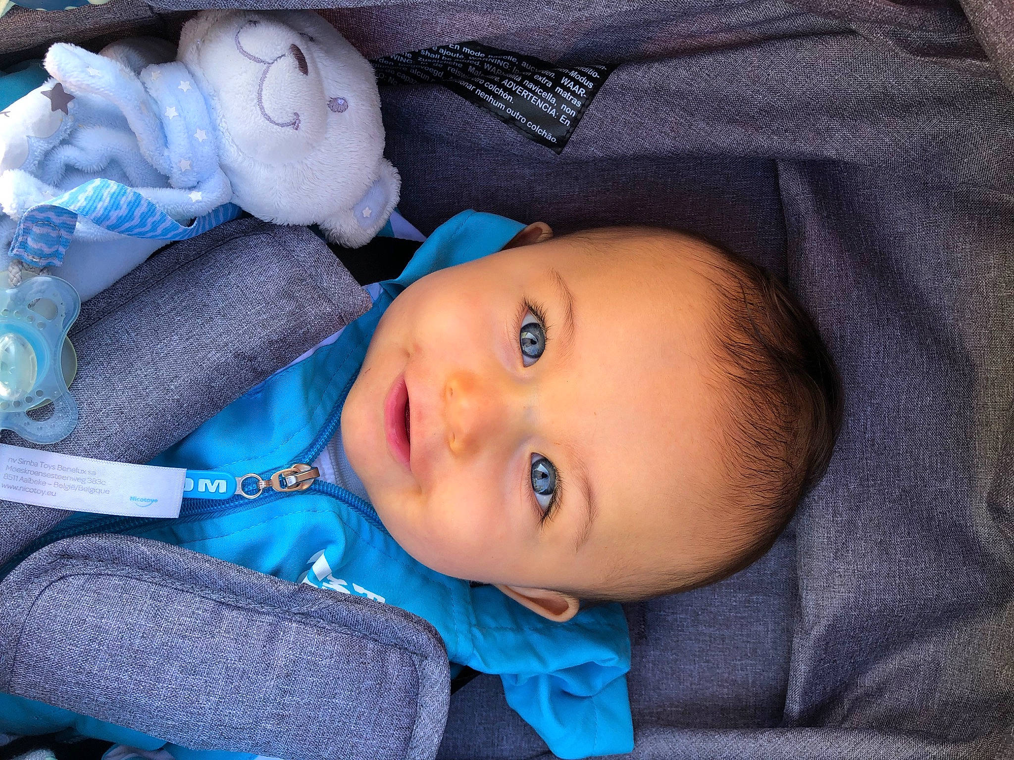 Livio a rejoint le concours — aidez-le/la à gagner de superbes lots ! baby, baby_products, baby_toddler_clothing, blue, cheek, child, comfort, electric_blue, iris, nose, organ, pattern, person, portrait_photography, sitting, skin, sleeve, smile, stuffed_toy, toddler