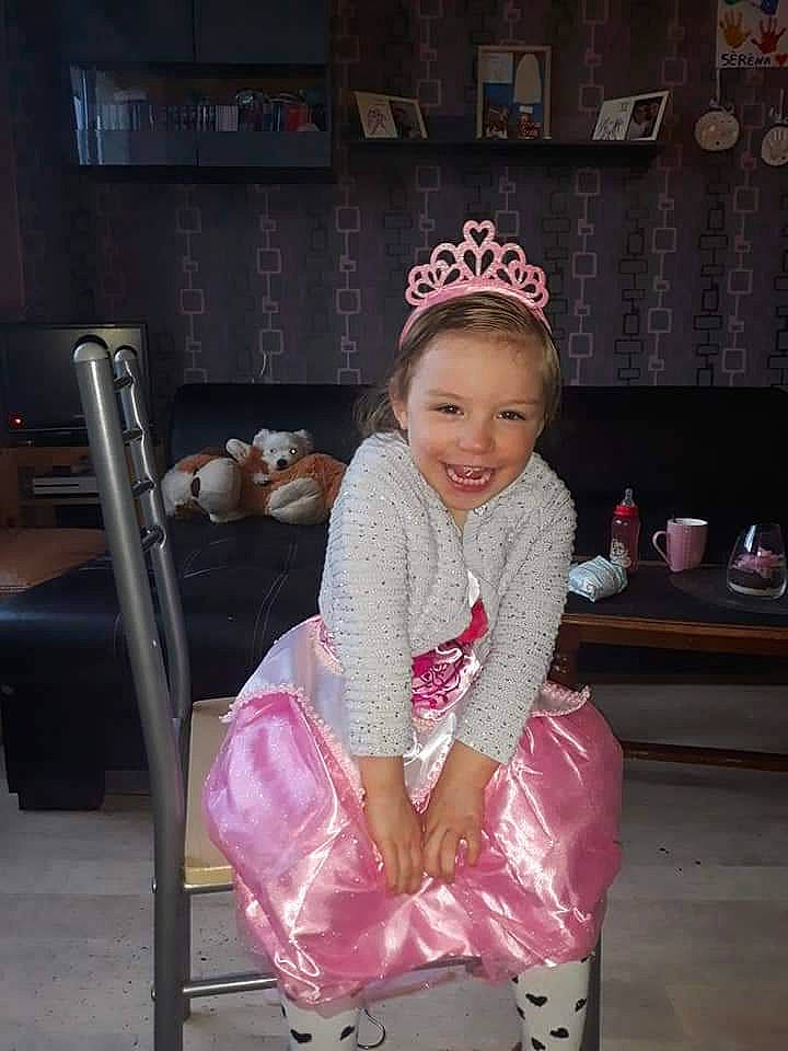 Emilie a rejoint le concours — aidez-le/la à gagner de superbes lots ! child, headpiece, joy, person, pink, sitting