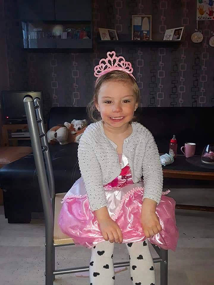 Emilie participe au concours pour gagner de l'argent avec cette photo : baby_toddler_clothing, child, child_model, hair_accessory, joy, person, pink, toddler