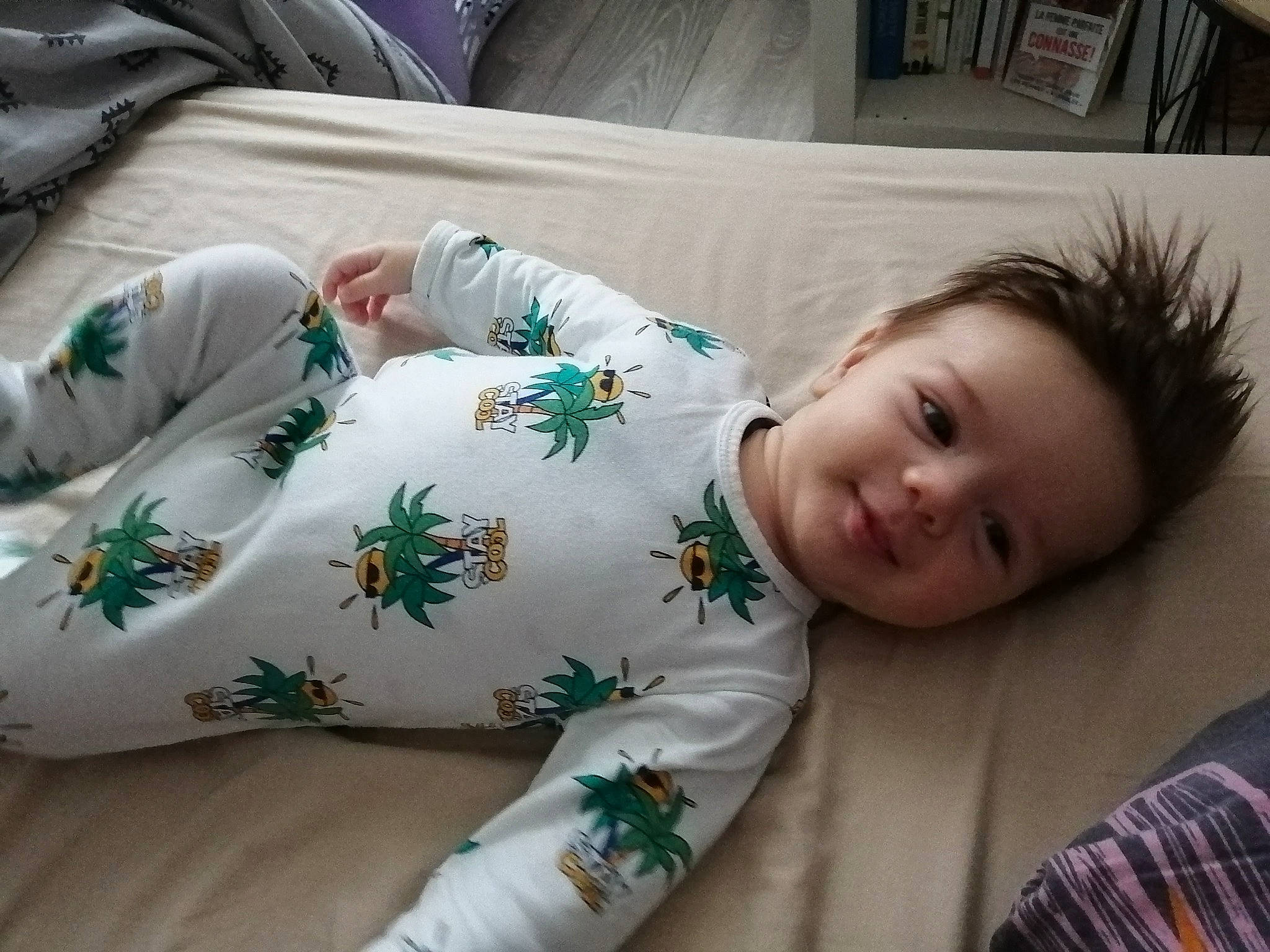 Mattya a rejoint le concours — aidez-le/la à gagner de superbes lots ! bedding, child, comfort, couch, elbow, flooring, happy, human_leg, joy, leg, linens, pattern, person, pillow, plaid, room, sitting, skin, sleeve, t_shirt