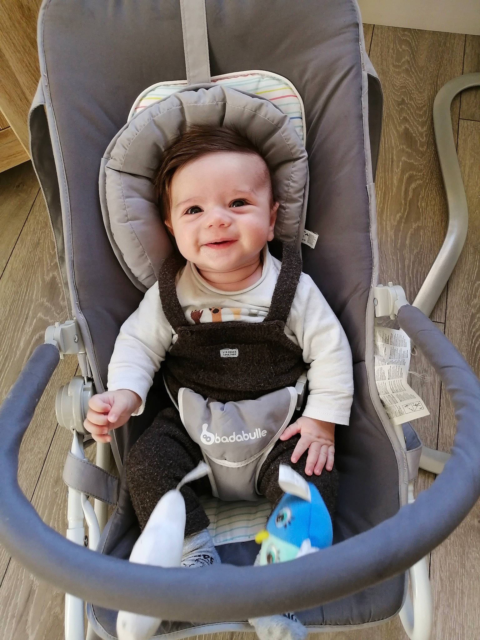 Mattya a rejoint le concours — aidez-le/la à gagner de superbes lots ! auto_part, baby, baby_carriage, baby_products, baby_toddler_clothing, car_seat, chair, child, comfort, electric_blue, fun, happy, human_body, leisure, person, personal_protective_equipment, sitting, skin, smile, toddler