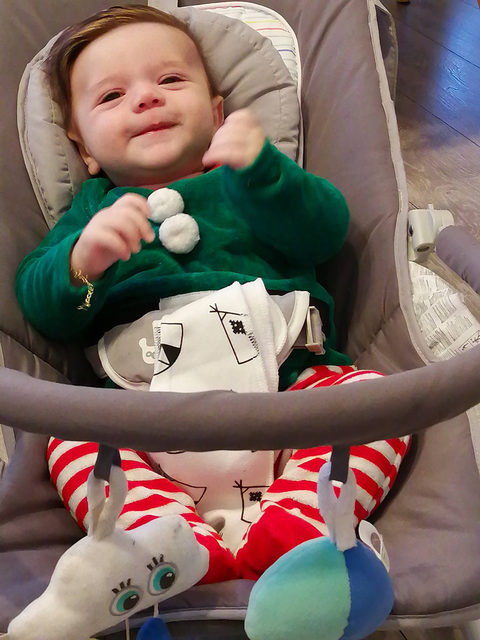 Mattya participe au concours pour gagner de l'argent avec cette photo : baby, baby_carriage, baby_toddler_clothing, blue, chair, child, comfort, facial_expression, fun, green, happy, knee, lap, leisure, person, photograph, smile, sock, thigh, toddler