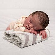 Elley participe au concours pour gagner de l'argent avec cette photo : newborn, baby, sleeping, blanket, soft, striped, infant, peaceful, resting, cute, child, portrait, indoors, young, sleep, face, hand, skin, cozy, lying