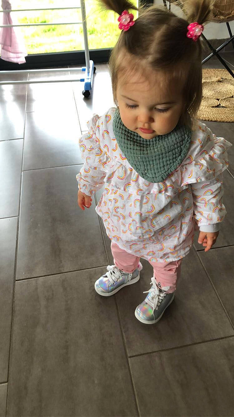Eleana a rejoint le concours — aidez-le/la à gagner de superbes lots ! baby, baby_toddler_clothing, cheek, child, eye, face, floor, flooring, footwear, hair, head, leg, nose, pattern, person, shoe, skin, sleeve, sneakers, toddler