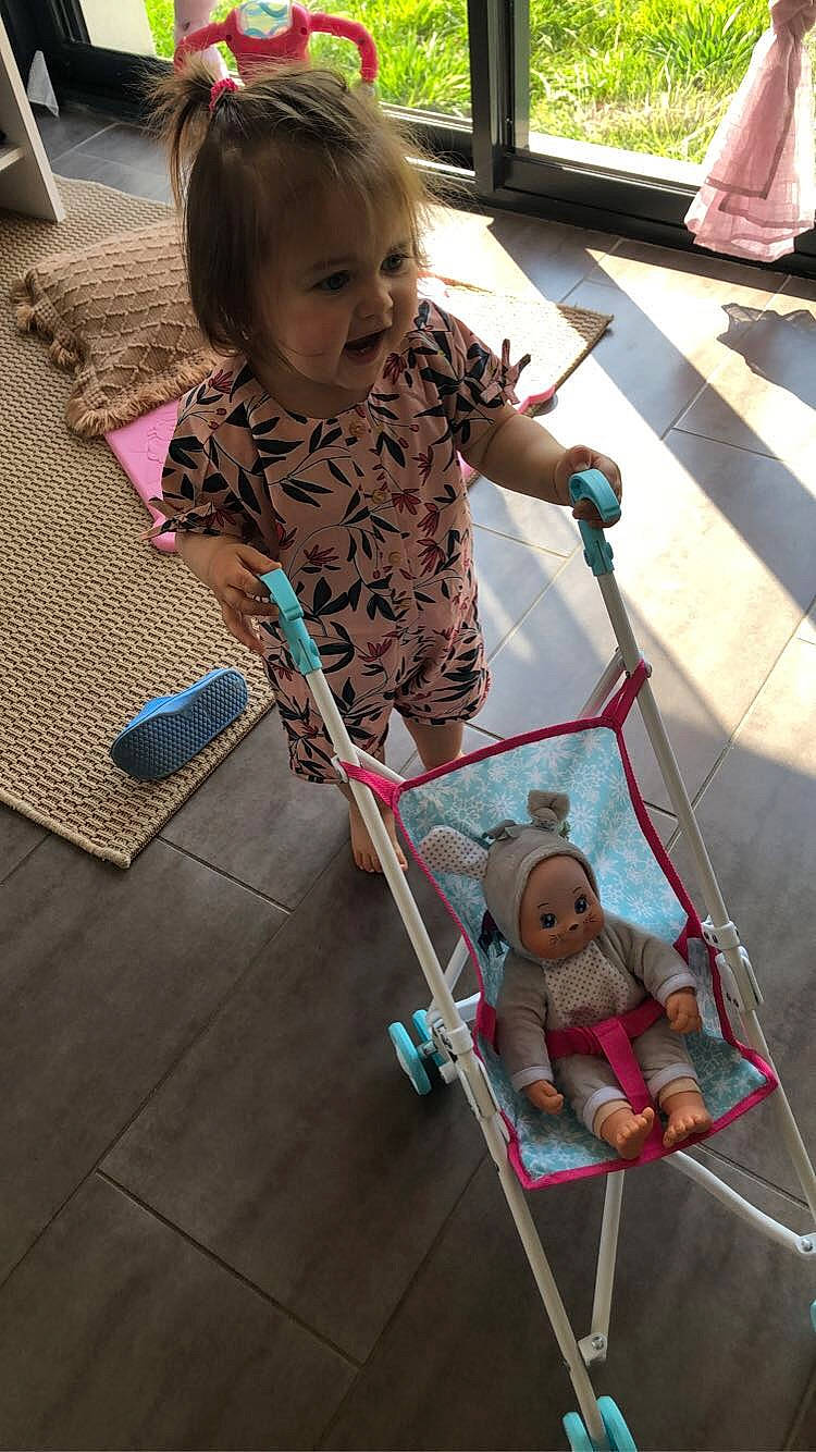 Eleana participe au concours pour gagner de l'argent avec cette photo : baby, baby_carriage, baby_products, baby_toddler_clothing, child, city, fun, leisure, mode_of_transport, person, play, recreation, road_surface, sidewalk, sitting, skin, smile, tire, toddler, wheel