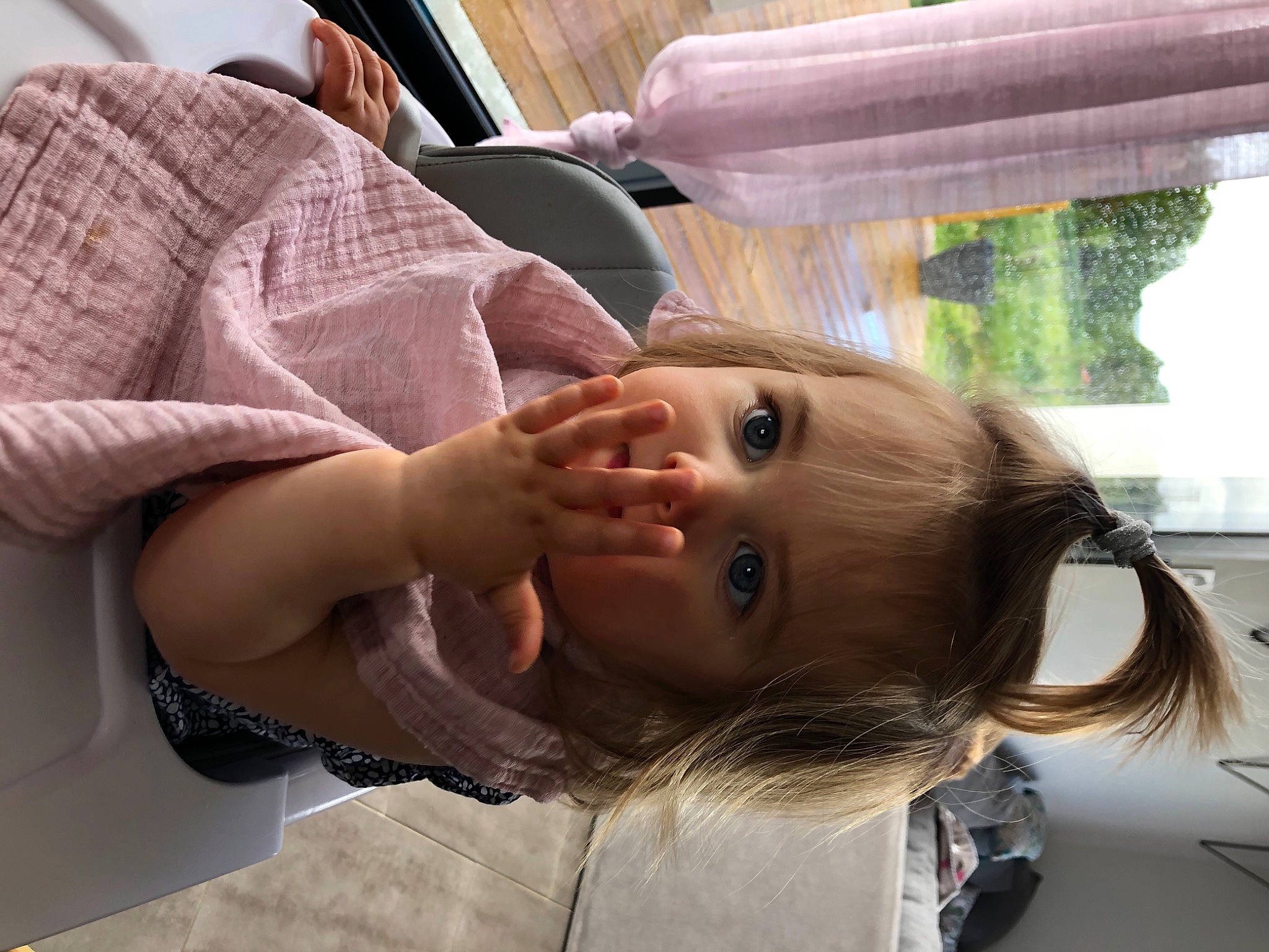 Eleana a rejoint le concours — aidez-le/la à gagner de superbes lots ! auto_part, baby, baby_products, baby_toddler_clothing, car_seat, child, comfort, family_car, fun, hat, leisure, luxury_vehicle, nail, nose, person, sitting, toddler, tree, vacation, vehicle_door