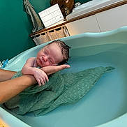 Lyam a rejoint le concours — aidez-le/la à gagner de superbes lots ! baby, bathtub, decor, furniture, green_cloth, hands, home, indoor, infant, newborn, peaceful, person, resting, shelf, sign, skin, sleeping, sleeve, stuffed_animal, water