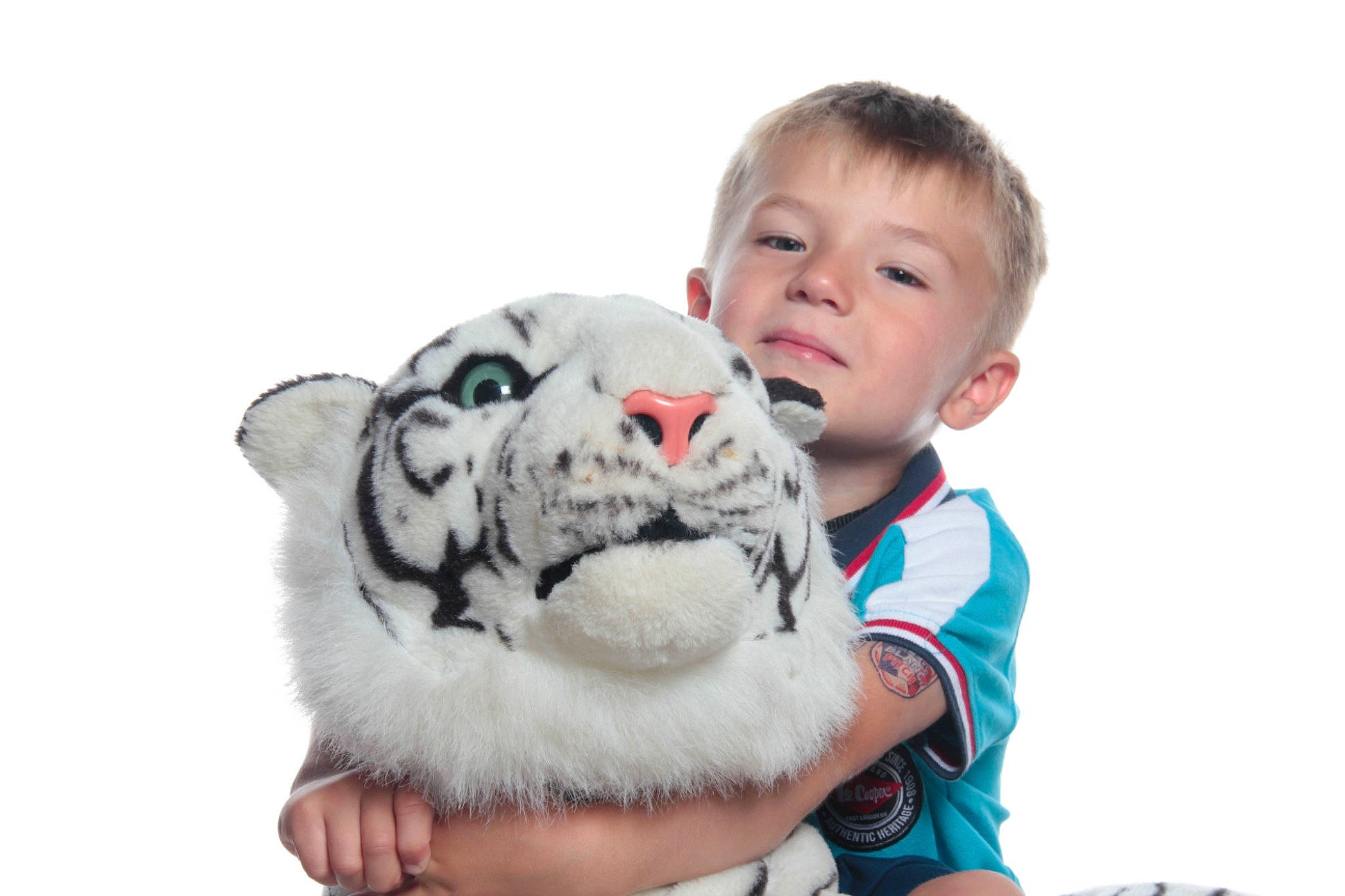 Alexis participe au concours pour gagner de l'argent avec cette photo : baby, child, companion_dog, eye, felidae, finger, fun, fur, fur_clothing, gesture, grass, hand, happy, hug, person, plush, sky, stuffed_toy, t_shirt, toddler