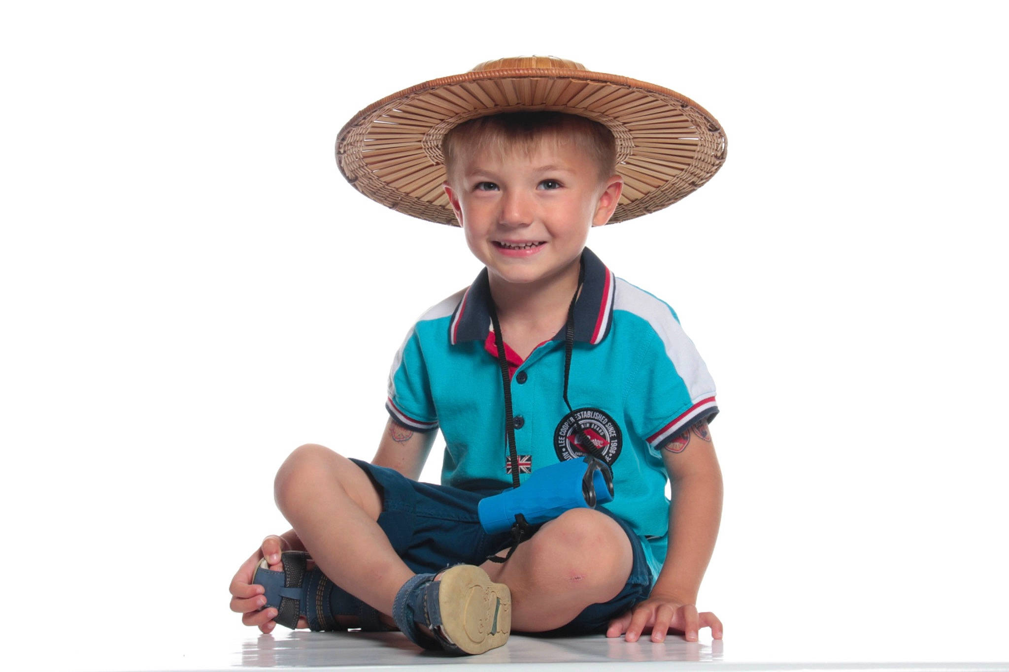 Alexis participe au concours pour gagner de l'argent avec cette photo : baby_toddler_clothing, child, costume_hat, cowboy_hat, electric_blue, eye, fashion_accessory, happy, hat, headgear, human_body, jeans, joy, landscape, people_in_nature, person, sitting, sleeve, smile, sun_hat