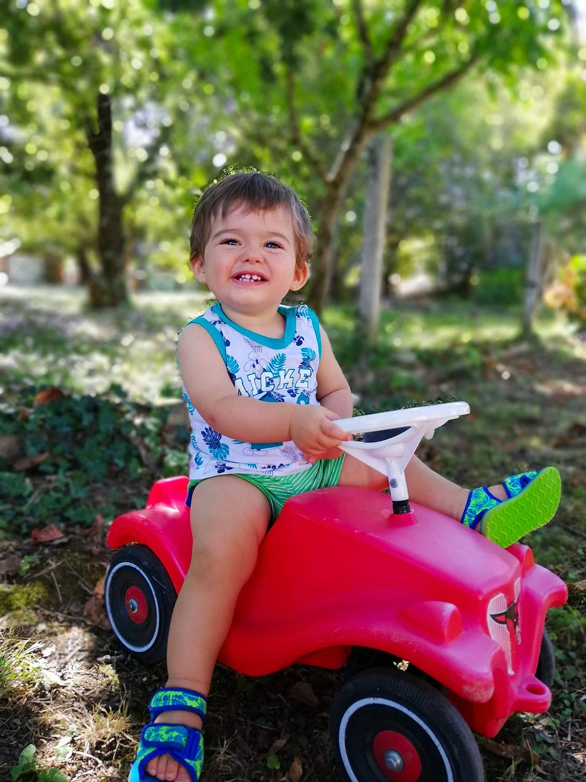 Angel participe au concours pour gagner de l'argent avec cette photo : automotive_tire, baby_toddler_clothing, eye, face, fender, fun, grass, happy, joy, people_in_nature, person, photograph, pink, plant, riding_toy, smile, summer, tire, toddler, tree