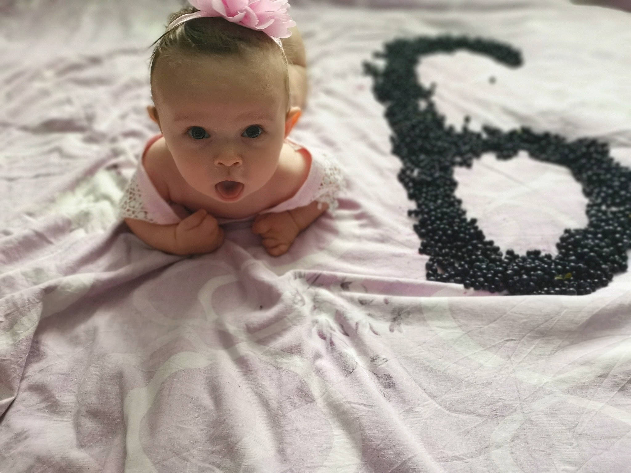 Emilia participe au concours pour gagner de l'argent avec cette photo : baby, baby_products, child, dress, ear, hair_accessory, head, headgear, headpiece, linens, person, photography, pink, play, product, textile, toddler