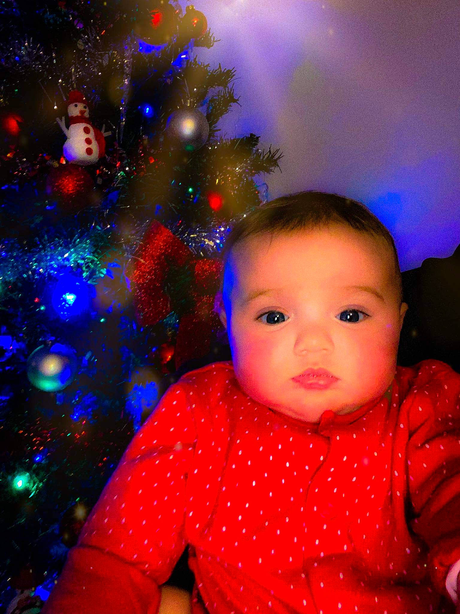 Savanah a rejoint le concours — aidez-le/la à gagner de superbes lots ! baby_toddler_clothing, carmine, cheek, child, christmas, christmas_decoration, christmas_eve, christmas_lights, christmas_ornament, christmas_tree, event, holiday, holiday_ornament, interior_design, lip, ornament, pattern, person, polka_dot, red